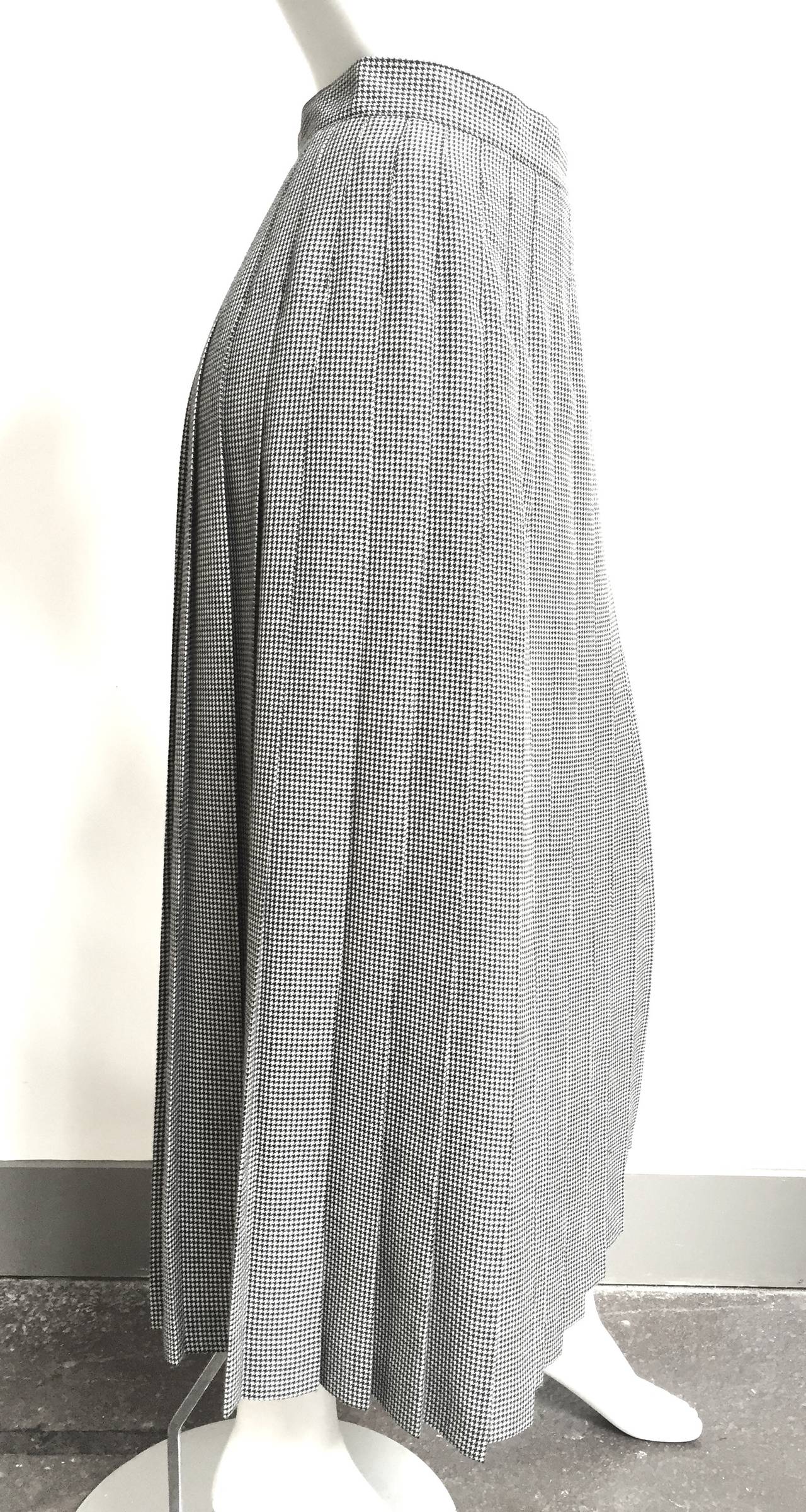 Christian Dior 1980s wool blend long houndstooth pleated skirt is a USA size 4. Classic houndstooth pattern is perfect for just about any occasion especially when worn with your vintage Celine blouse. Skirt is not lined.
Measurements are:
27"