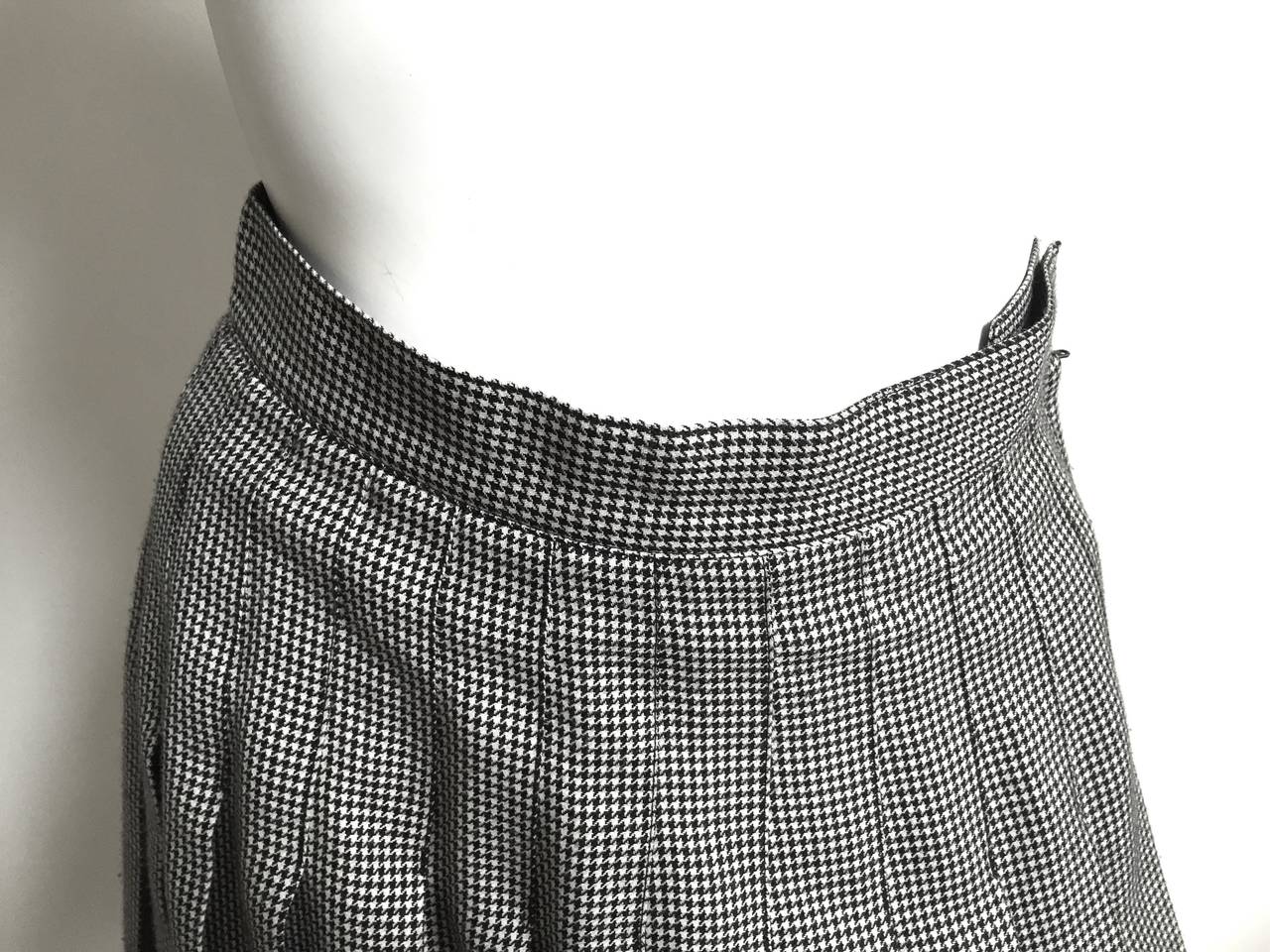 Dior 1980s Wool Long Houndstooth Pleated Skirt Size 4. In Excellent Condition In Atlanta, GA