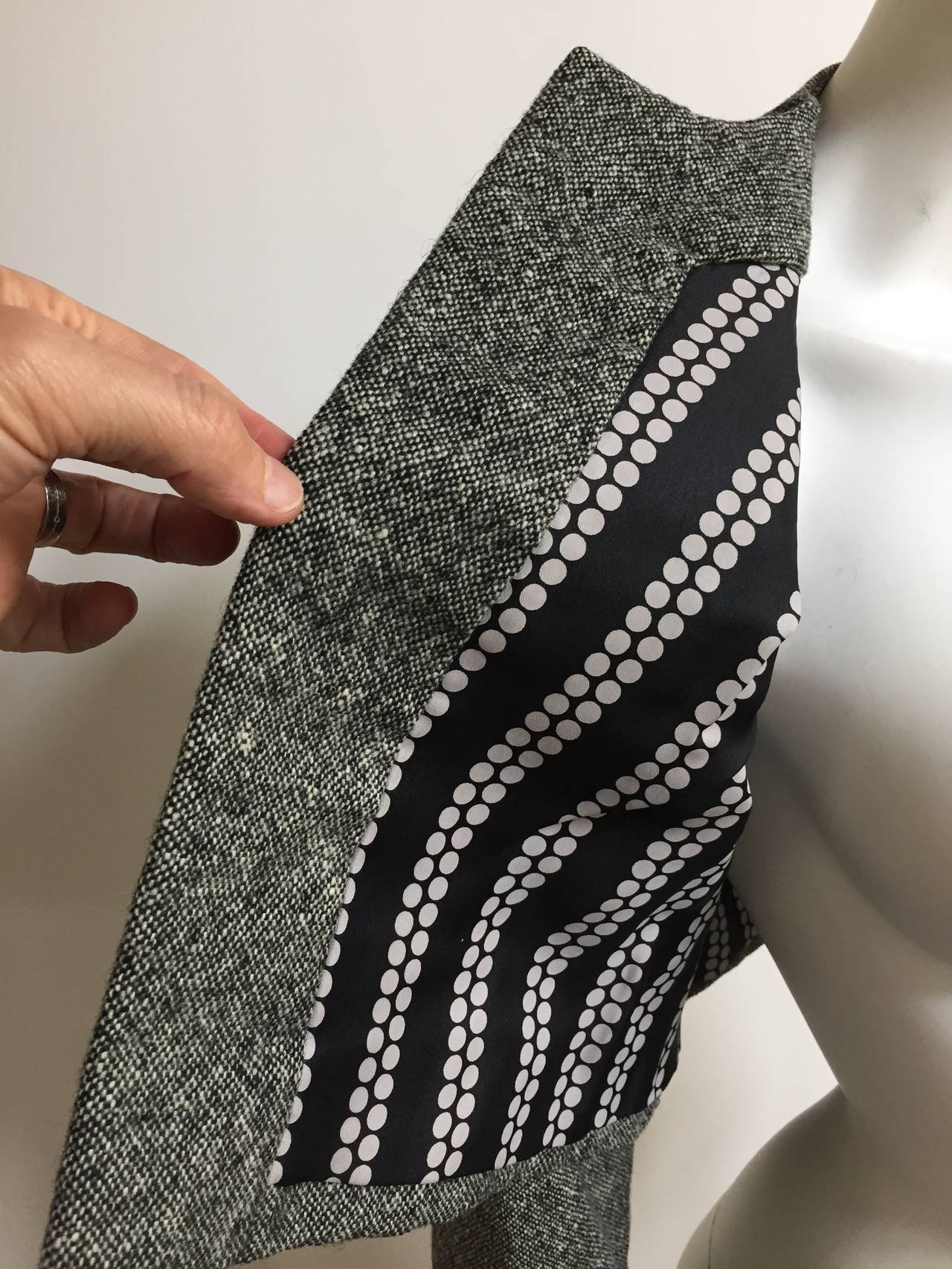 Pauline Trigere for Saks Fifth Avenue 1960s gray wool cropped jacket will fit a USA size 6. Lined with a modern repetitive pattern that when flashed open will make everyone smile. Pauline Trigere knew exactly how to design timeless pieces and this