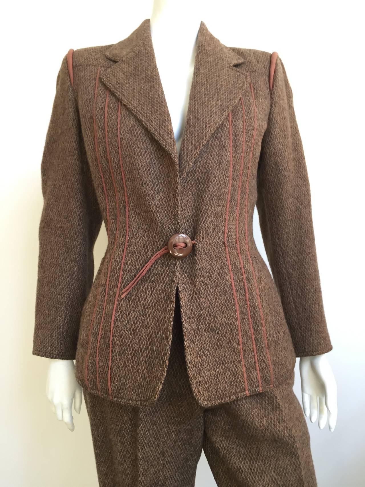 Fendi by Karl Lagerfeld for Stanley Korshak 1980s brown tweed jacket & pants is a USA size 6 ( Please see & use the measurements below so that you can properly measure your body so that you know Karl would approve). Single brown button ties jacket
