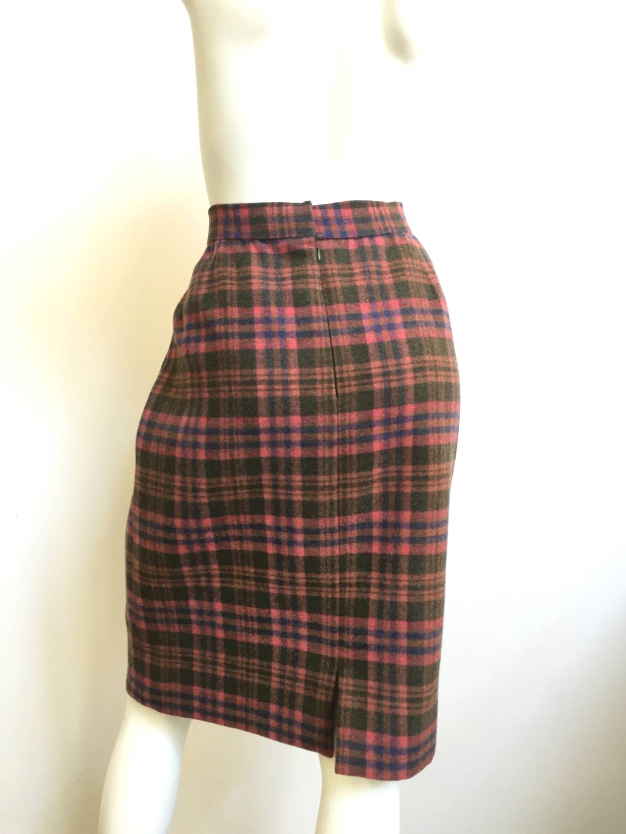Women's Bill Blass 1980s Plaid Wool Skirt Size 12. For Sale