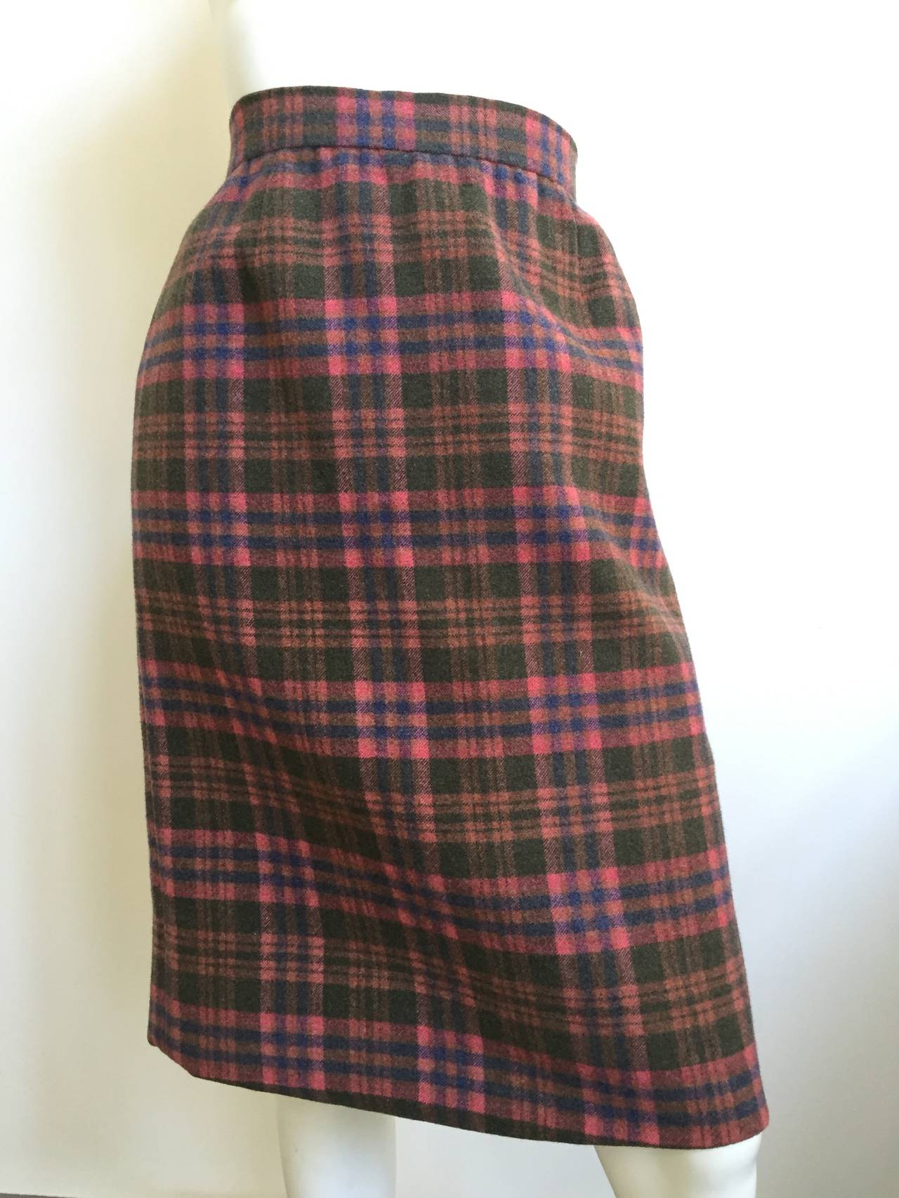 Bill Blass for Saks Fifth Avenue early 1980s thick wool plaid pattern and lined skirt is a USA size 12.  Please see & use the measurements below so that you properly measure your waist & hips so you know Bill would approve. This skirt has no