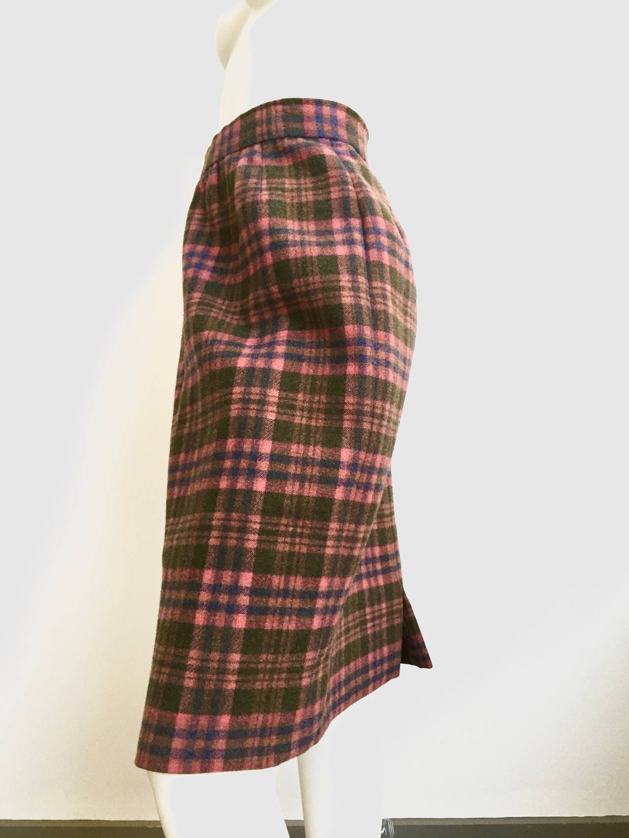 Bill Blass 1980s Plaid Wool Skirt Size 12. In Excellent Condition For Sale In Atlanta, GA