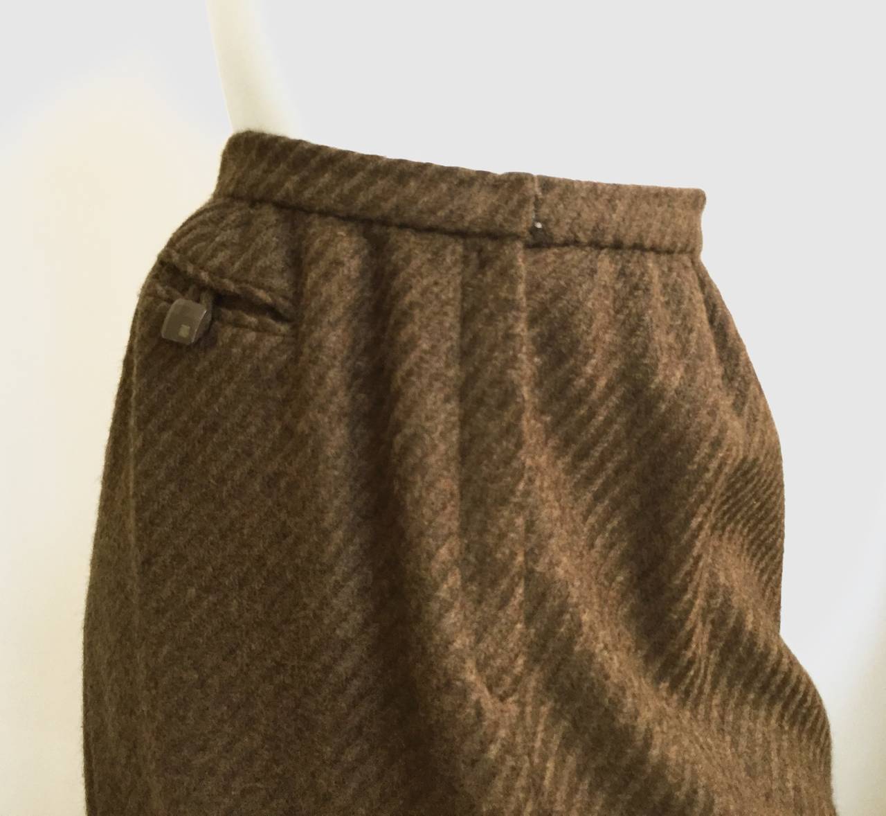 Carolina Herrera 90s Brown Wool Skirt Size 6. In Good Condition For Sale In Atlanta, GA