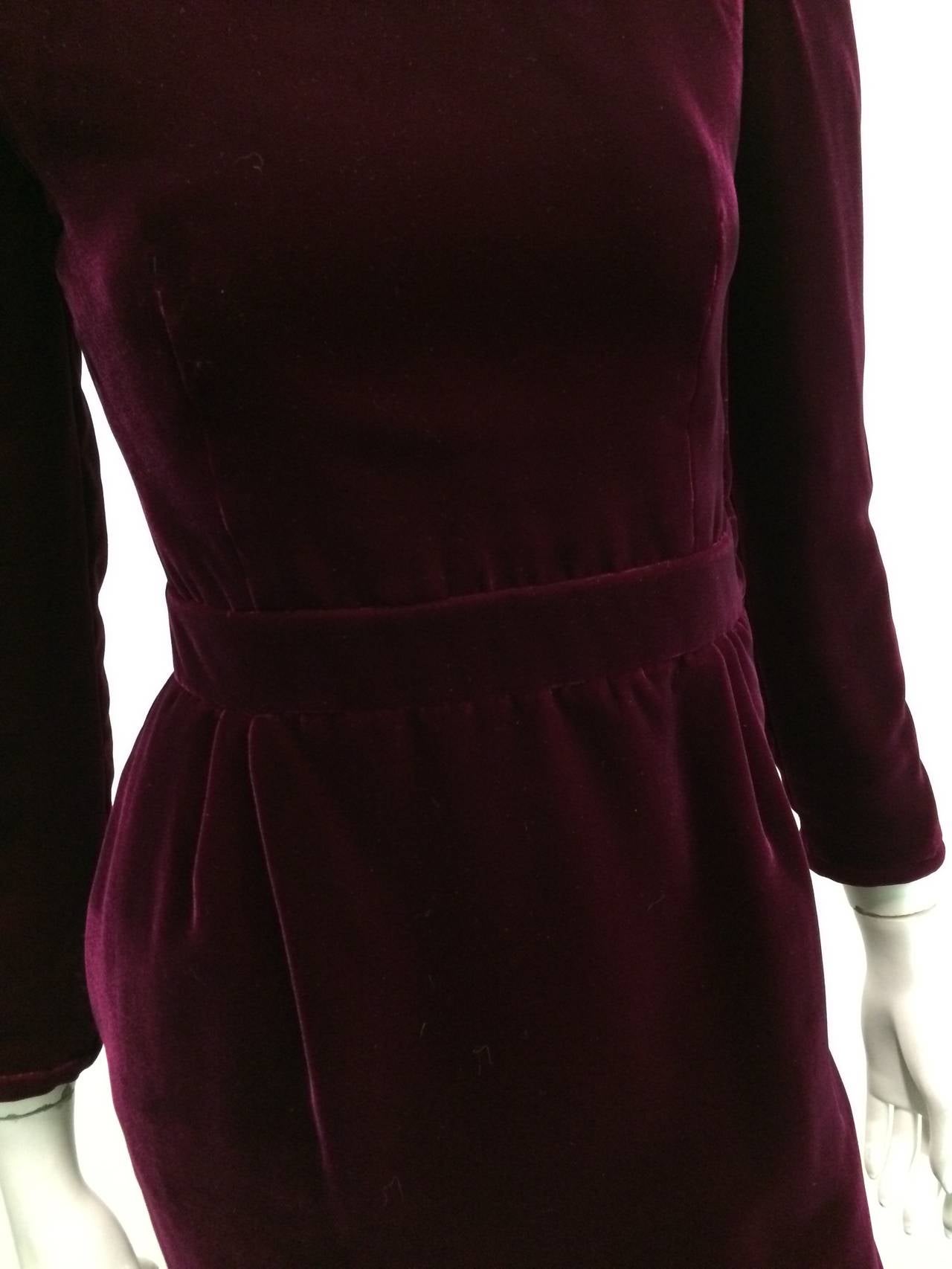 Valentino Night 80s velvet cocktail dress with pockets size 4. In Good Condition In Atlanta, GA