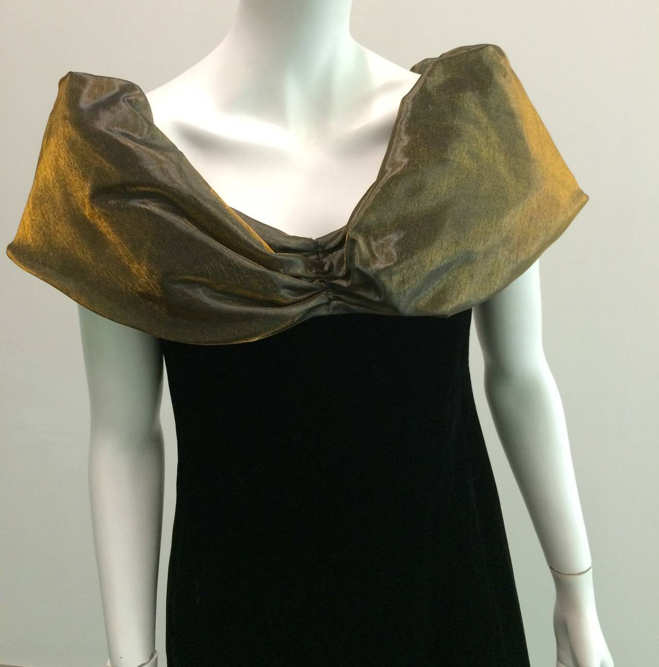 Oscar de la Renta for Sak's Fifth Avenue 90s long velvet gown. Velvet with Acetate top & bow. Size shows 14 but use measurements provided below.
This is a very Sophia Loren gown if I've ever seen on.