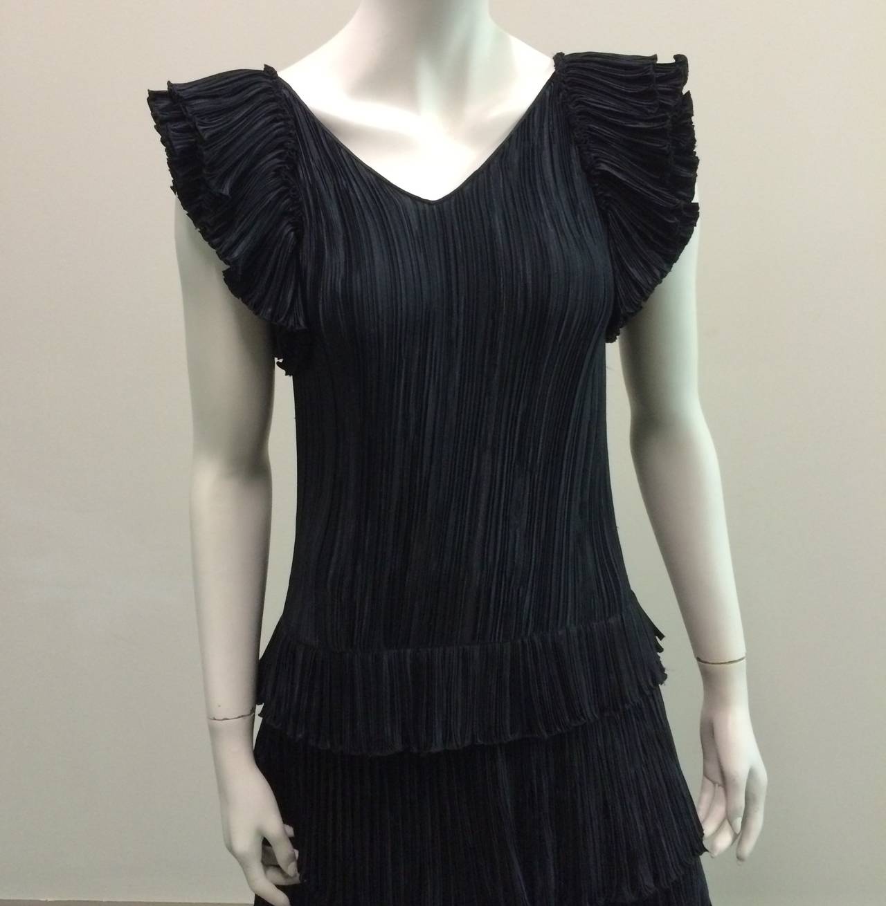 This Mary McFadden 1980s black pleated layered cocktail dress size 4. Ladies please grab your tape measure so you can properly measure your bust, waist & hips to make certain this will fit your lovely body. Dress purchased at Neiman Marcus in