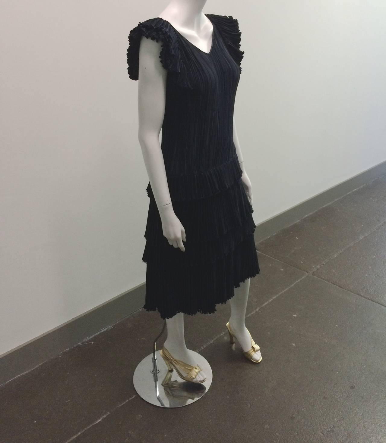 Mary McFadden 1980s Pleated Black Evening Cocktail Dress Size 4. In Excellent Condition For Sale In Atlanta, GA
