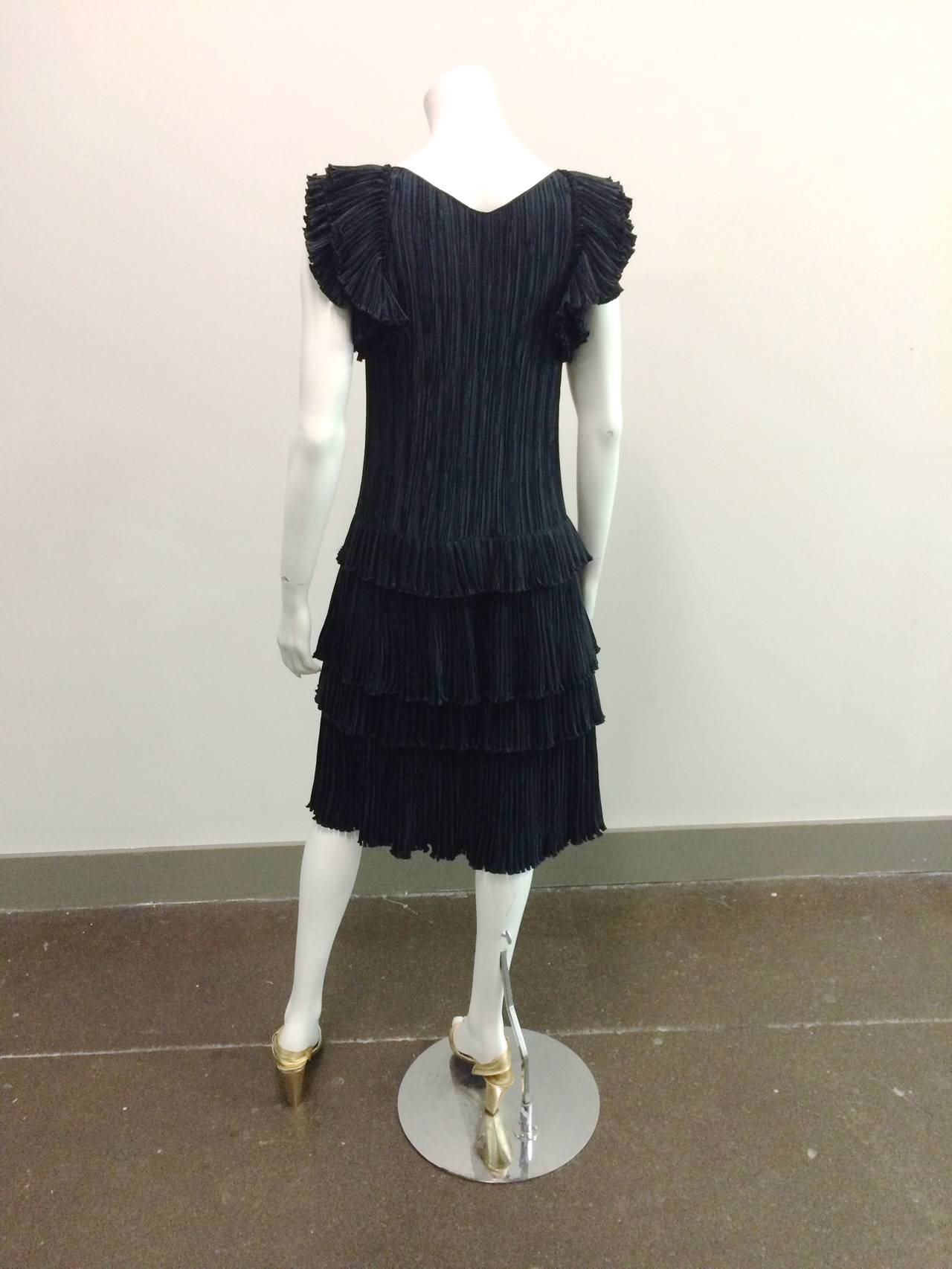 Women's Mary McFadden 1980s Pleated Black Evening Cocktail Dress Size 4. For Sale