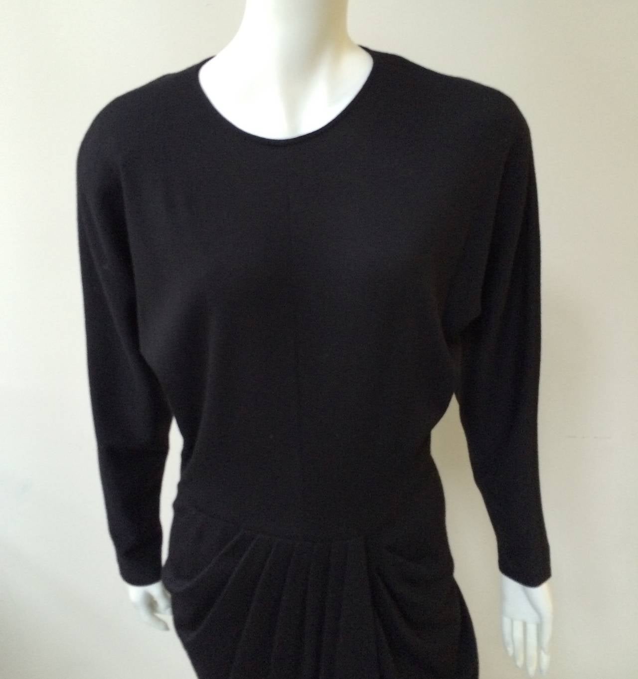 Christian Dior coordonnes 1980s black wool knit jersey is a size 6. Ladies please grab your tape measure so you can properly measure your bust, waist, hips & length to make certain this will fit your body. Made in Italy.  Mild shoulder pads that can
