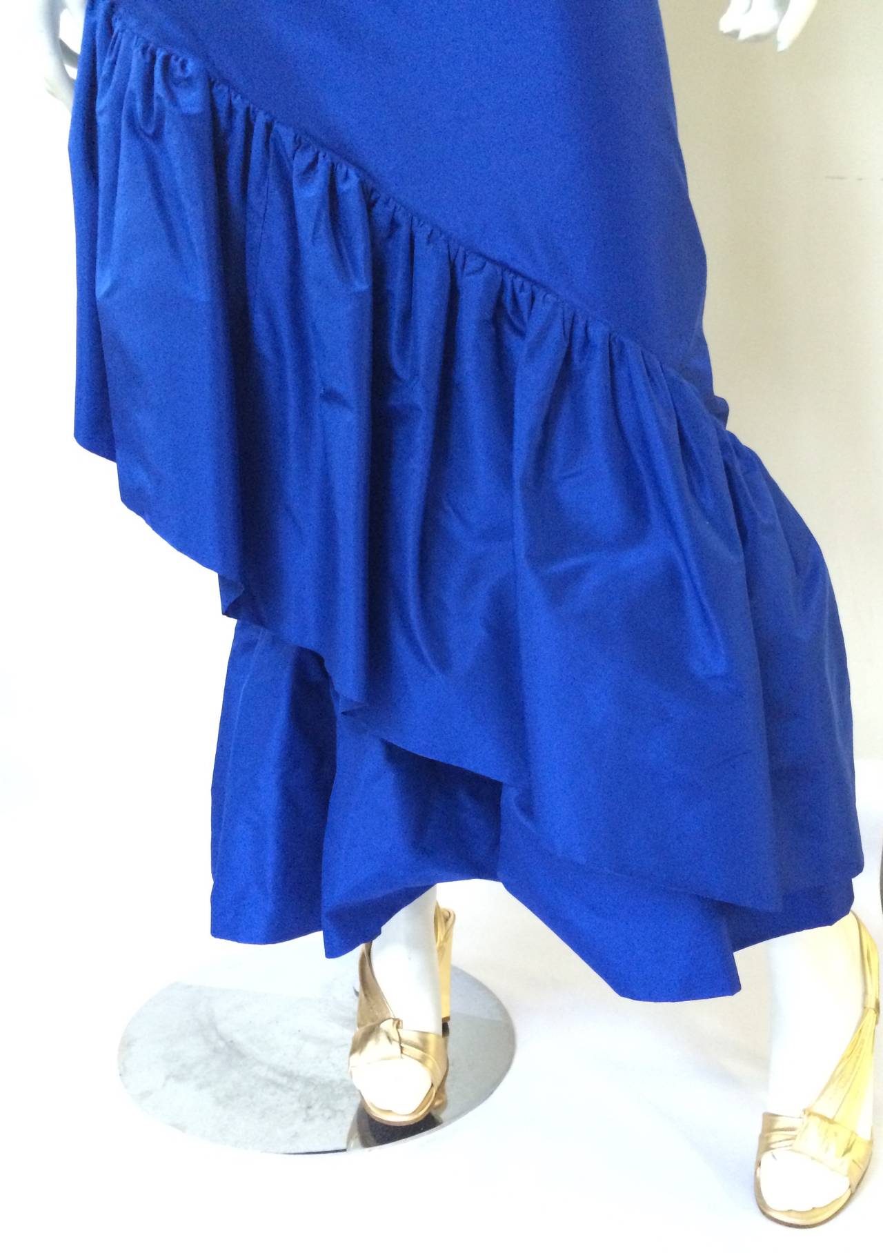 Mignon for Neiman Marcus 80s ruffled & layered taffeta v-neck gown size 6. In Good Condition For Sale In Atlanta, GA