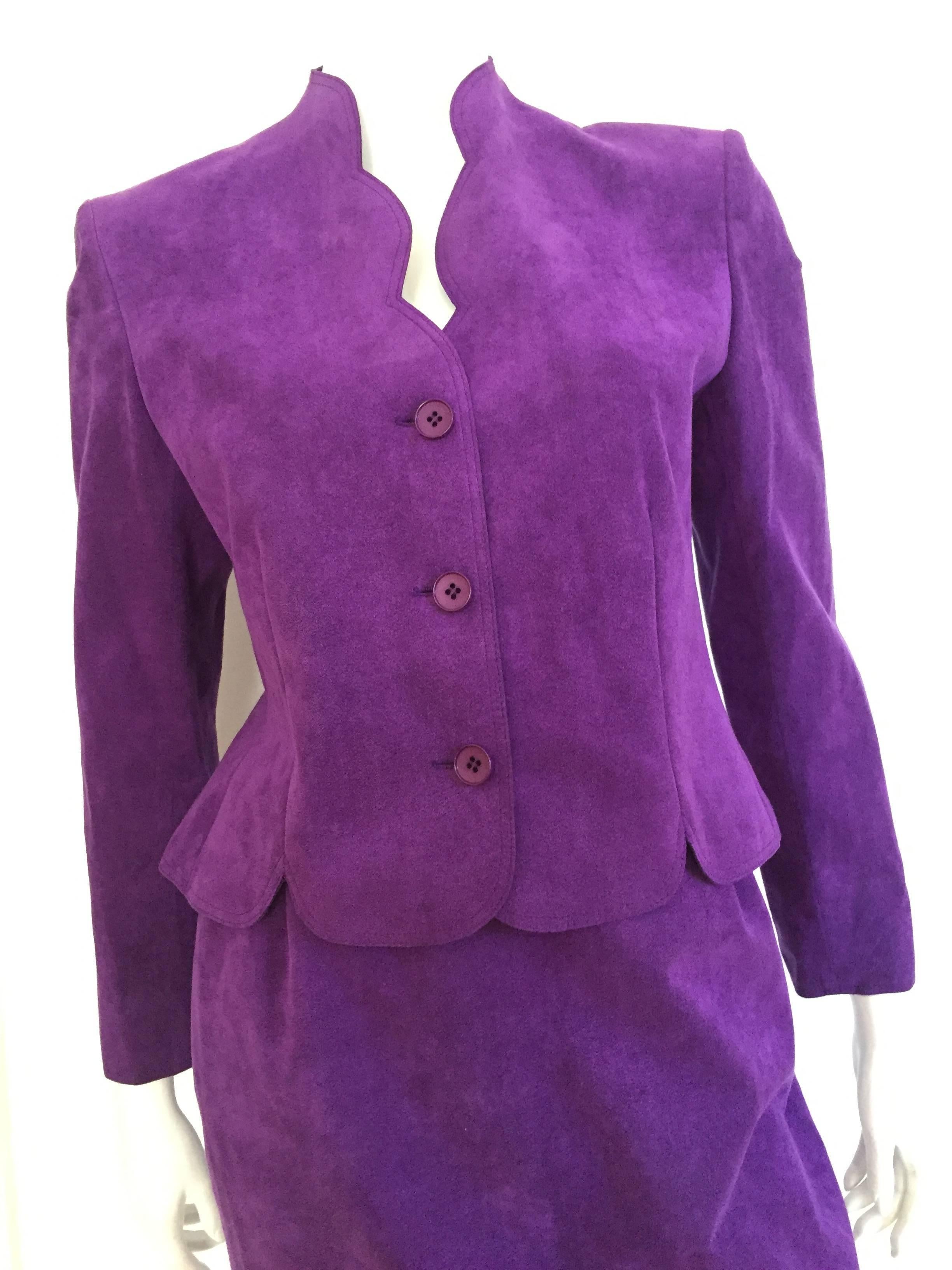Lilli Ann Petite 1970s ultra suede violet jacket & skirt is a size 6 but please see & use the measurements below to properly measure your lovely body. Nothing says 'Hello 70's' than ultra suede ! Jet setters adored this fabric back in the 70s