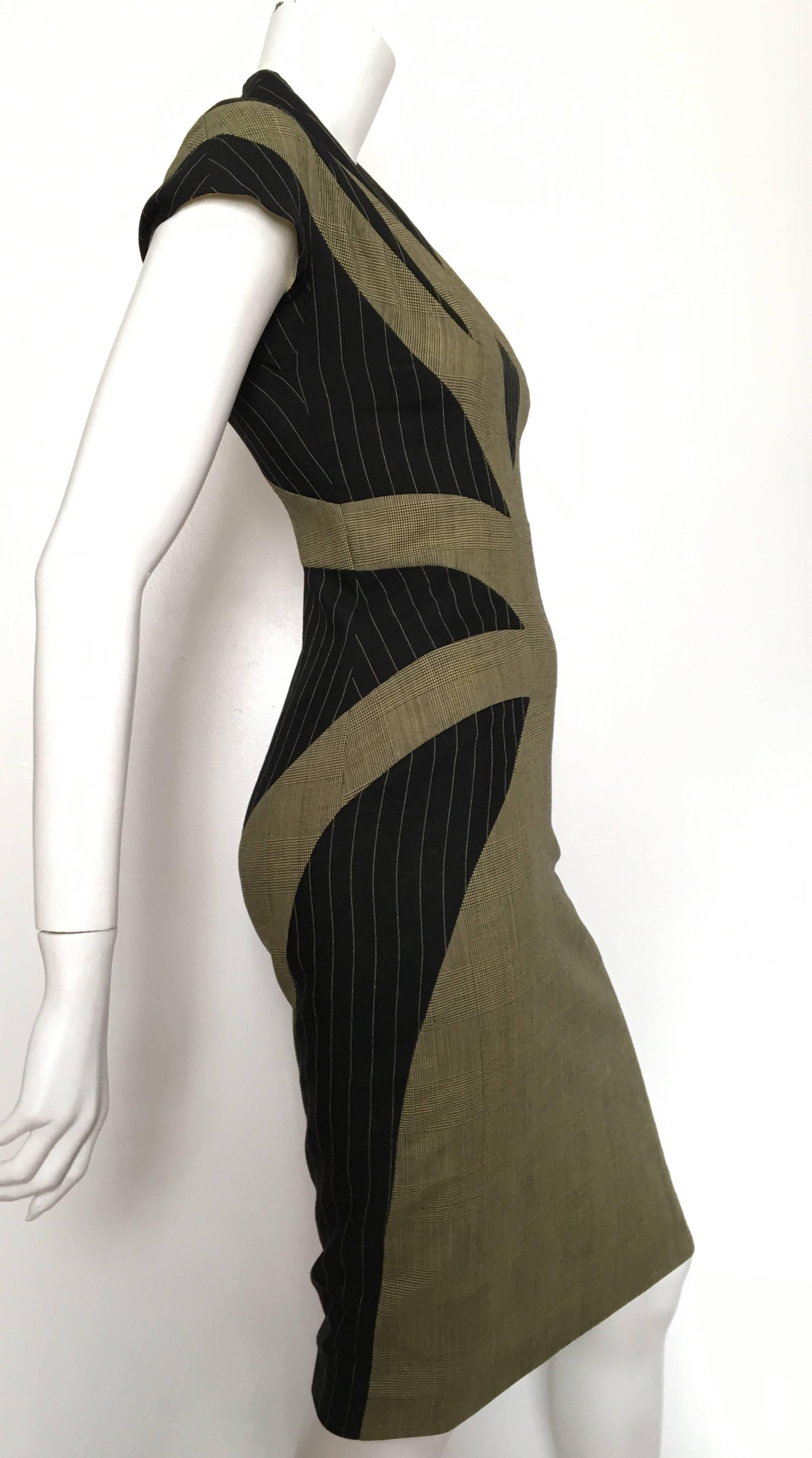 Alexander McQueen 90s Glen Plaid Wool Dress Size 4. In Excellent Condition In Atlanta, GA