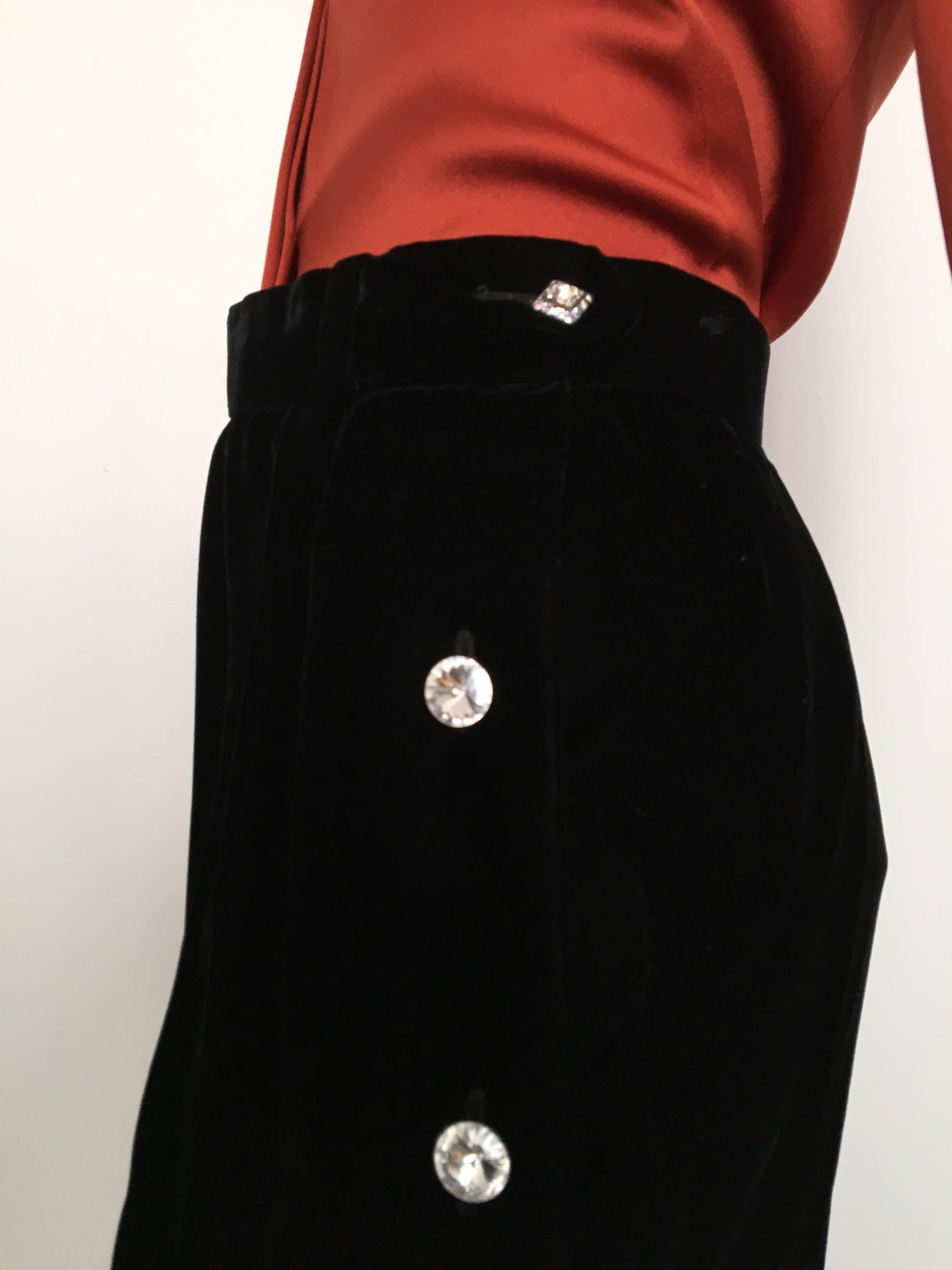 Bill Blass 70s Silk Blouse & Black Velvet Pants Size 4. In Good Condition In Atlanta, GA