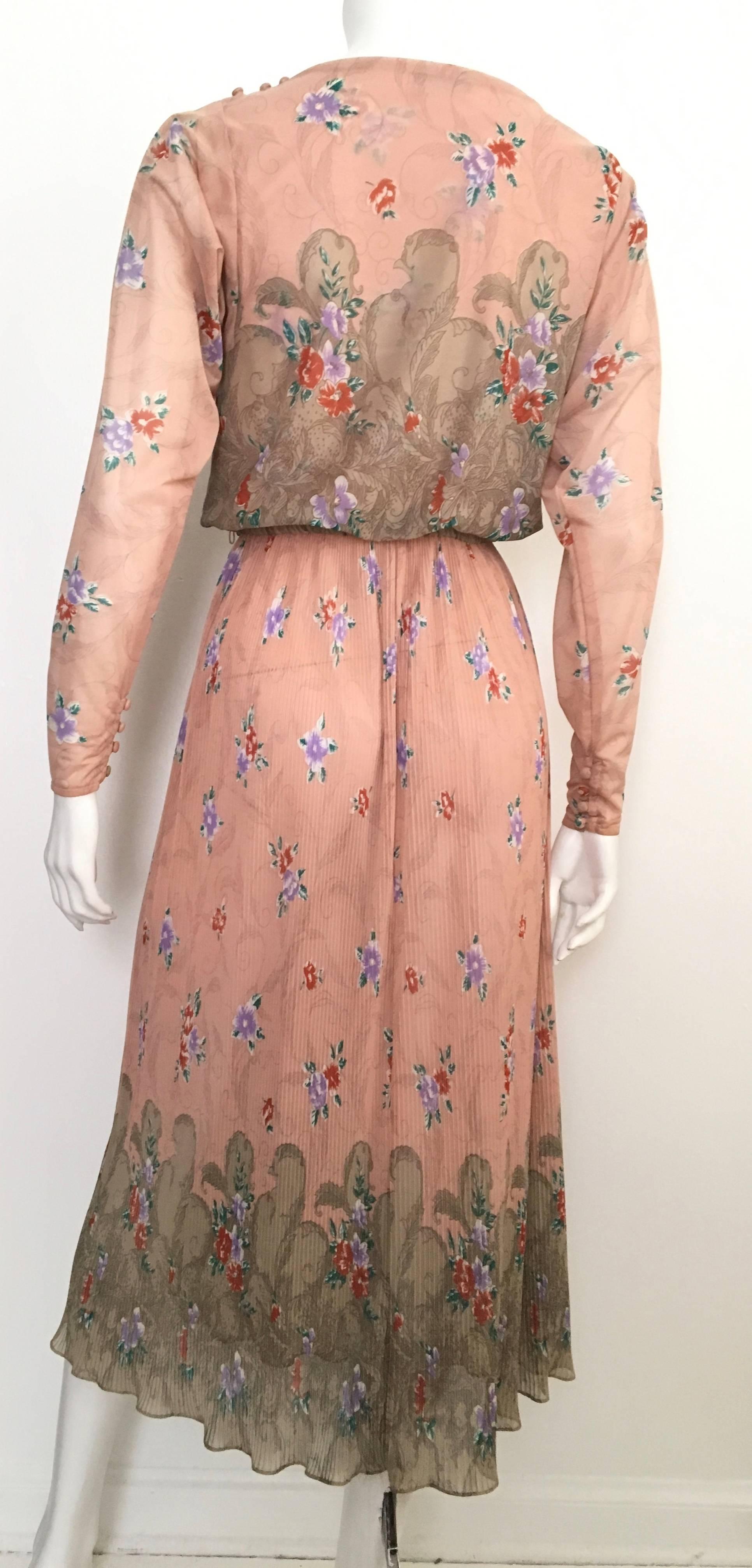 Neiman Marcus Floral Asian Dress Size 4  In Excellent Condition For Sale In Atlanta, GA