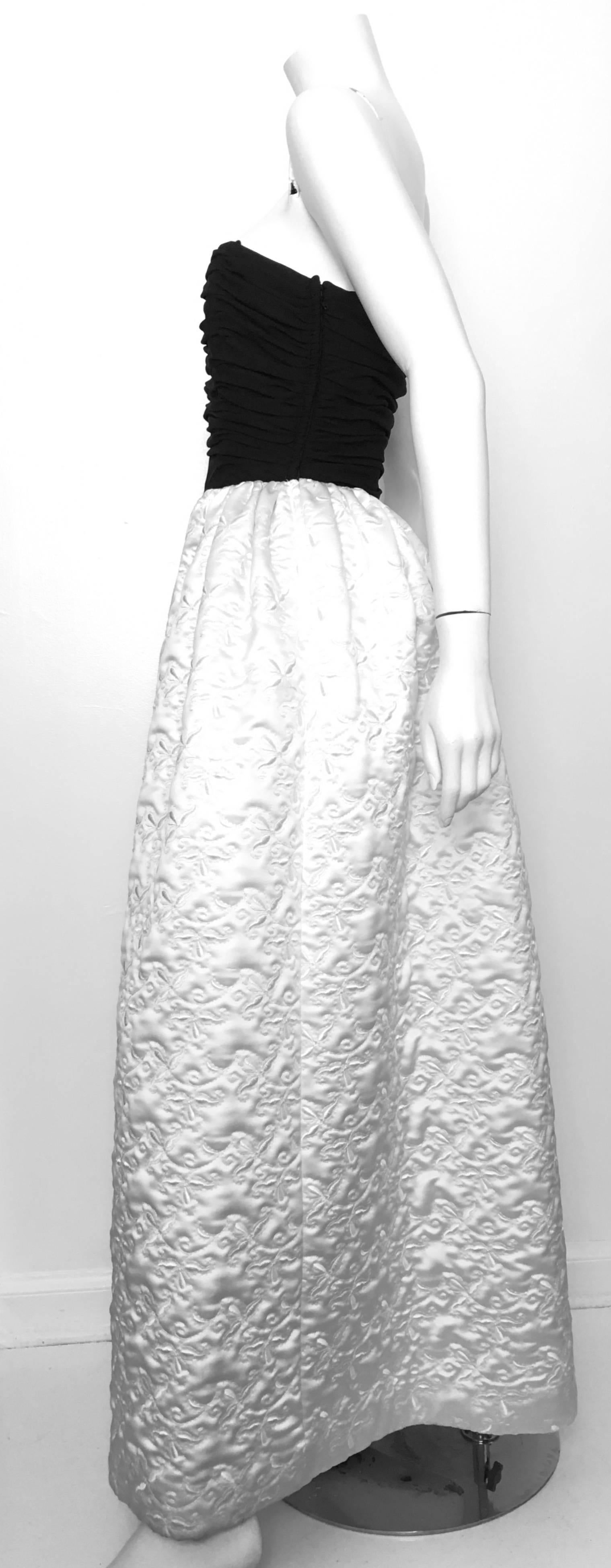 Bill Blass 1980s Black & White Strapless Evening Gown Size 6.  For Sale 2