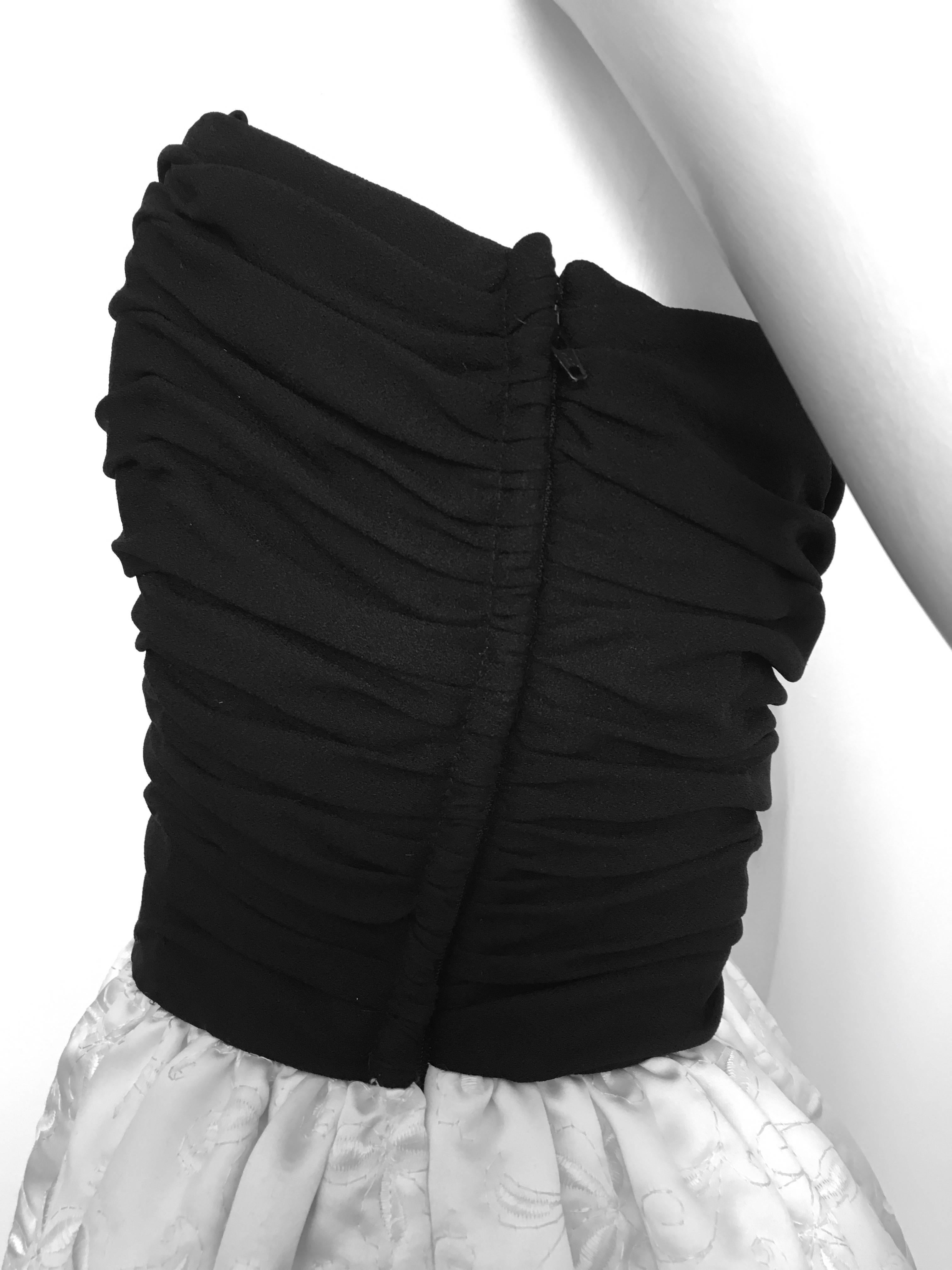 Bill Blass 1980s Black & White Strapless Evening Gown Size 6.  For Sale 3