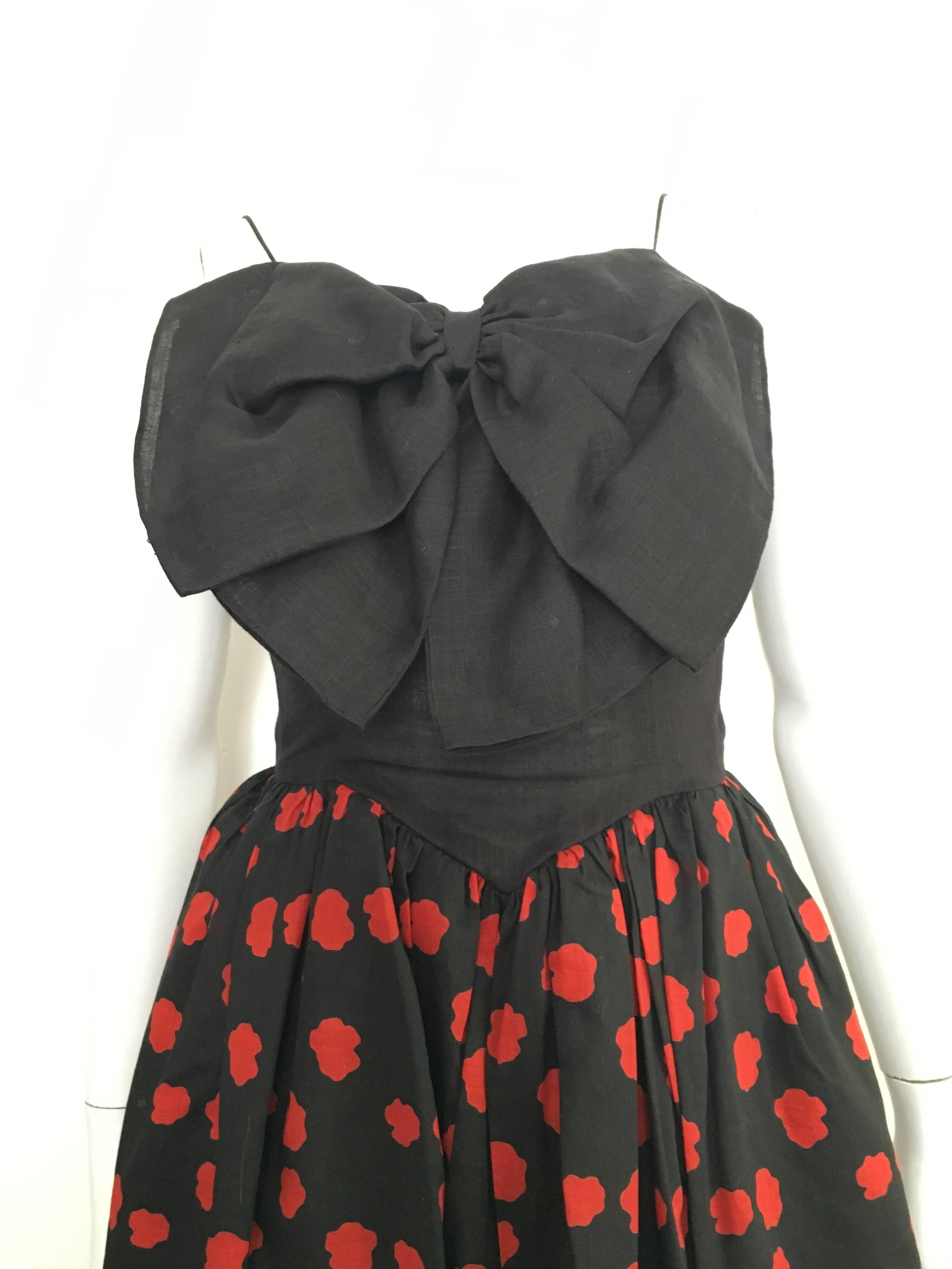Bill Blass Collection III 1983 black linen bodice with bow spaghetti strap and floral design cotton skirt dress with pockets is a size 6 but fits a modern size 4. Ladies please use your measuring tape to properly measure your bust, waist & hips