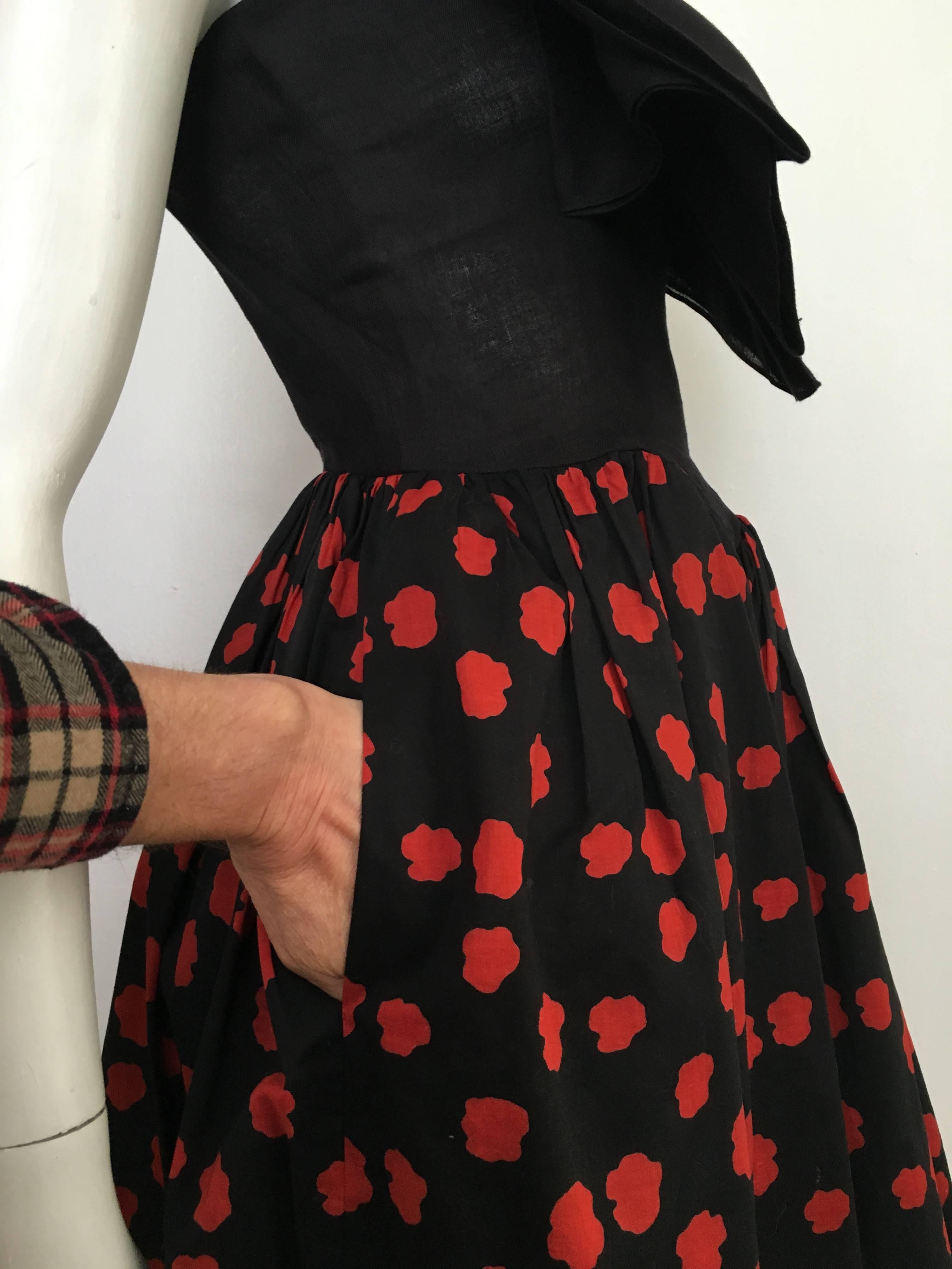 Bill Blass Bow Dress With Pockets Size 4. In Excellent Condition For Sale In Atlanta, GA