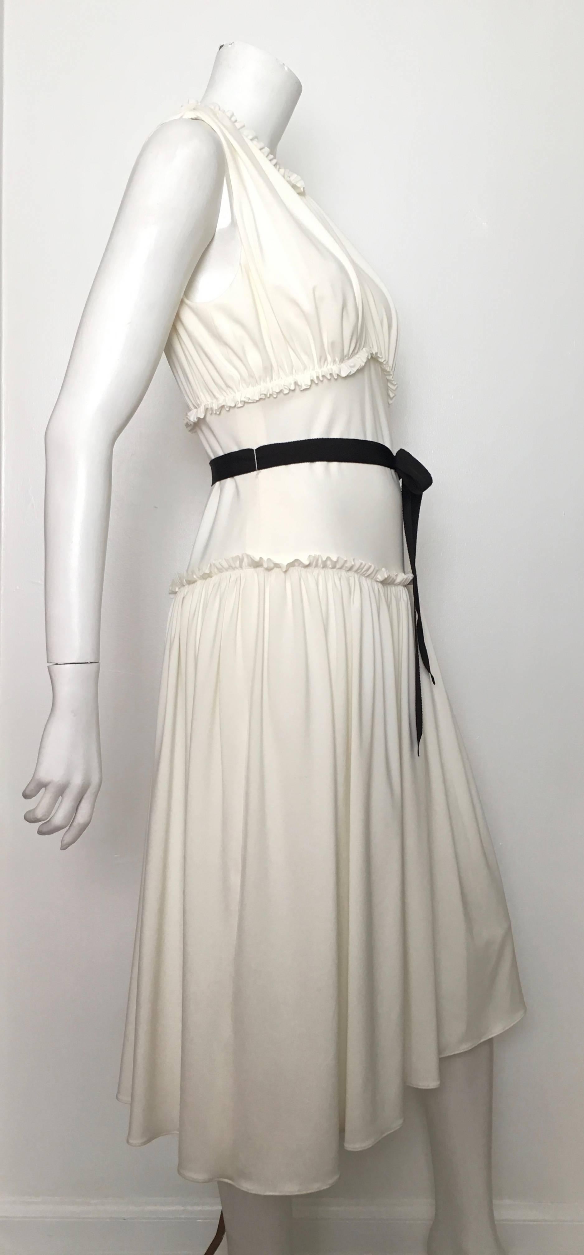 Vera Wang 1990s White Jersey Sleeveless Dress Size 8. In Excellent Condition For Sale In Atlanta, GA