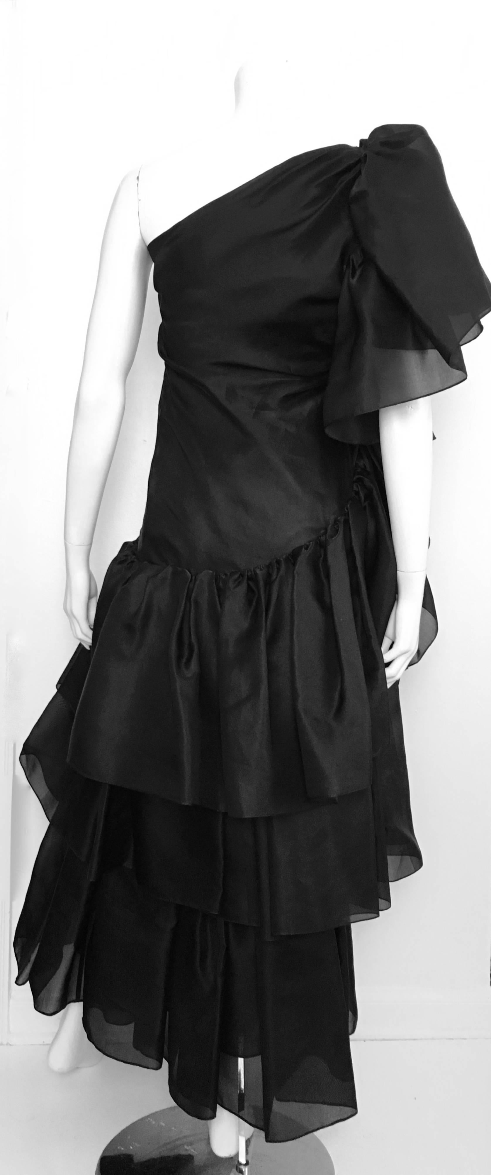 Mollie Parnis 50s Black Satin Layered One Shoulder Gown Size 8. In Good Condition For Sale In Atlanta, GA