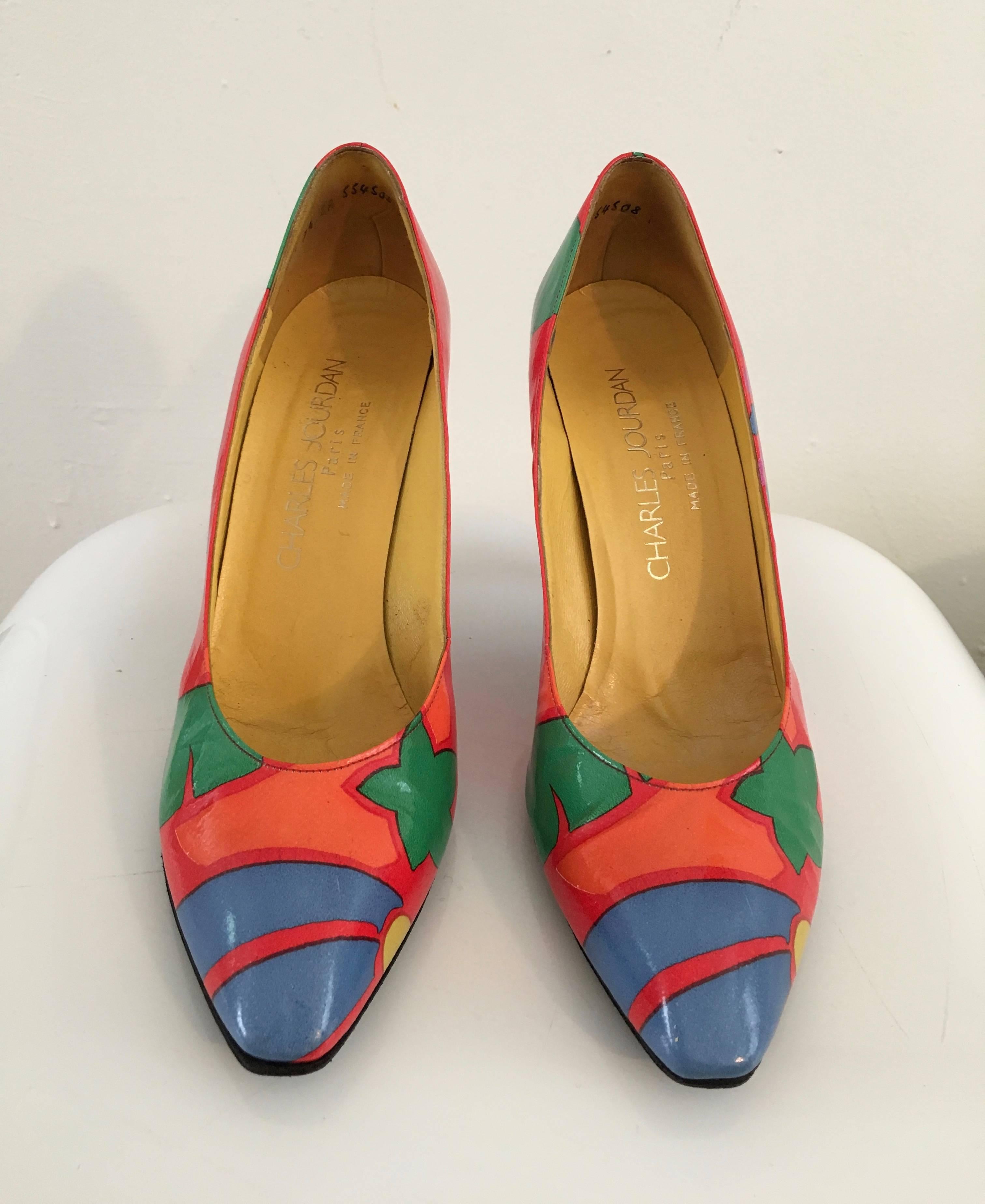 Charles Jourdan Paris 1980s tropical leaf & flower bright pattern leather pumps are a size 7.5 2A.  Shoes made in France.  These are gorgeous pumps perfect for Spring & Summer.  These heels remind me of something you would see walking South Beach