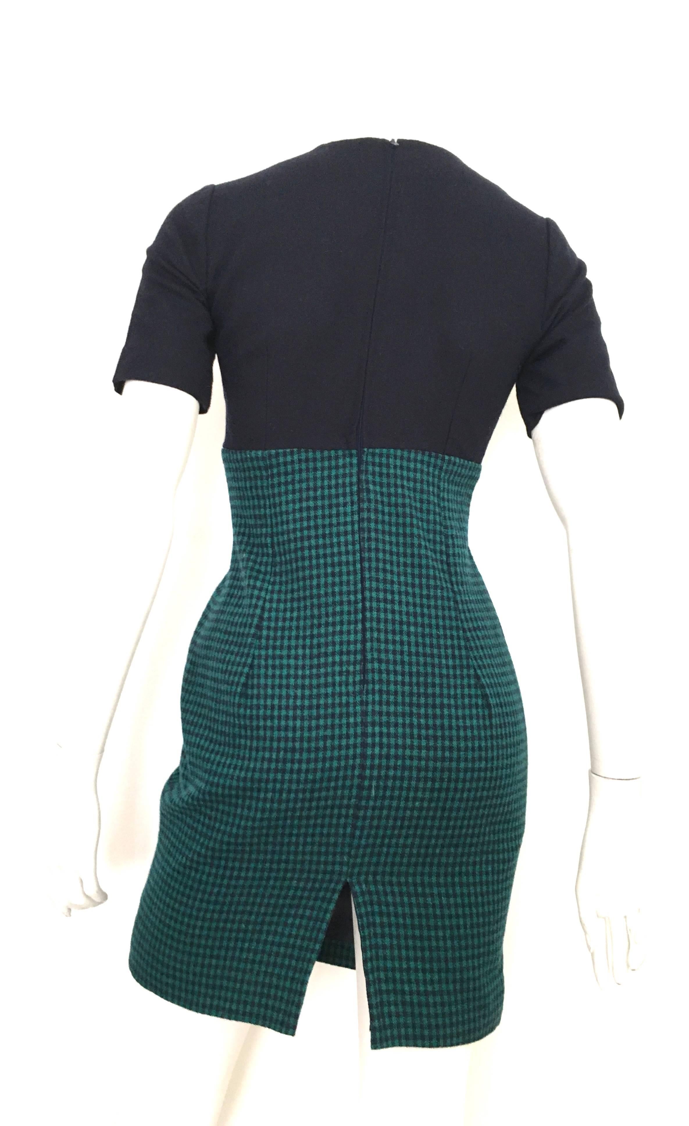 Bill Blass Short Sleeve Sheath Dress Size 4. In Excellent Condition For Sale In Atlanta, GA