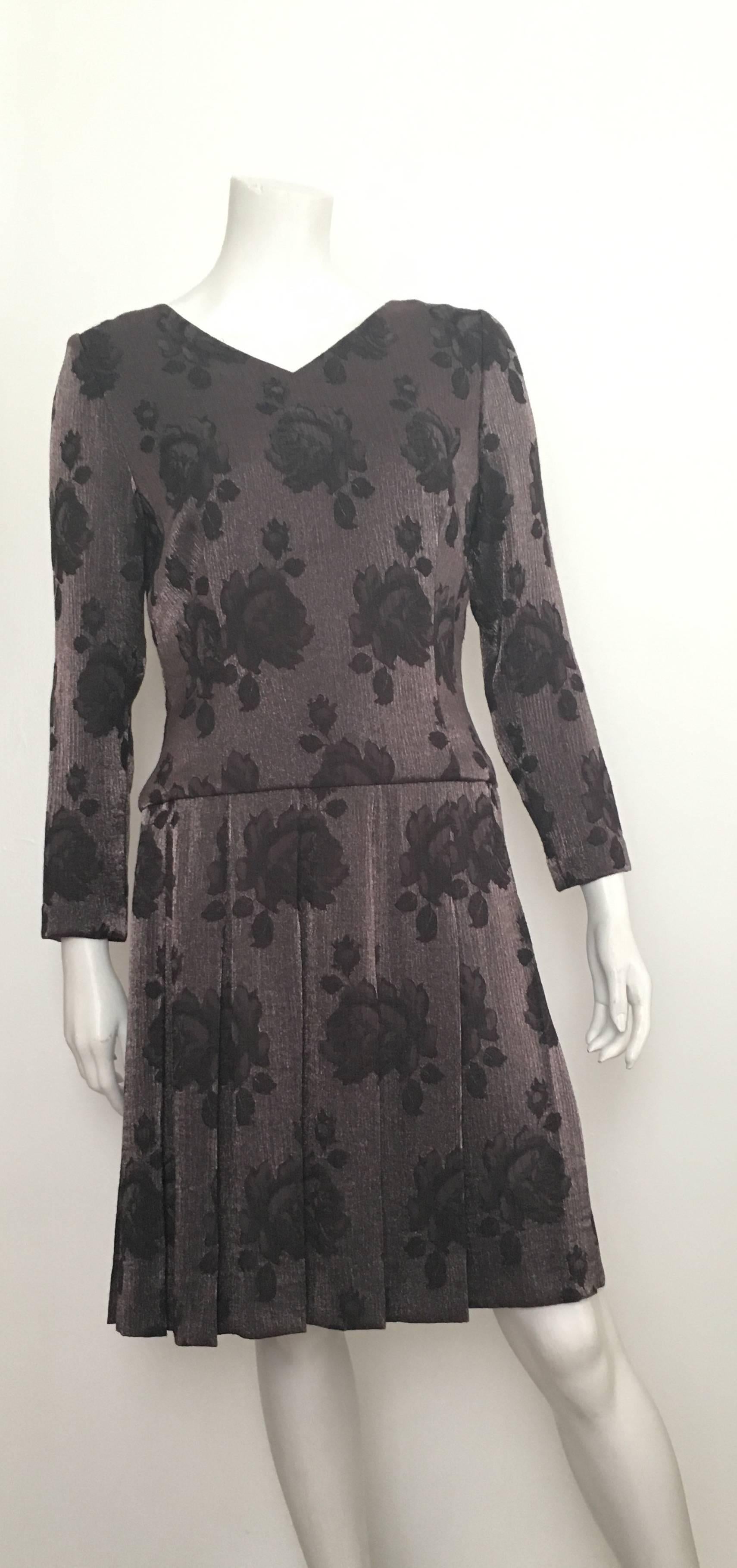 William Travilla 1980s mauve color rose pattern pleated evening cocktail dress is a size 8.  Ladies please use your measuring tape so that you may properly measure your bust, waist & hips to make certain this vintage treasure will fit your