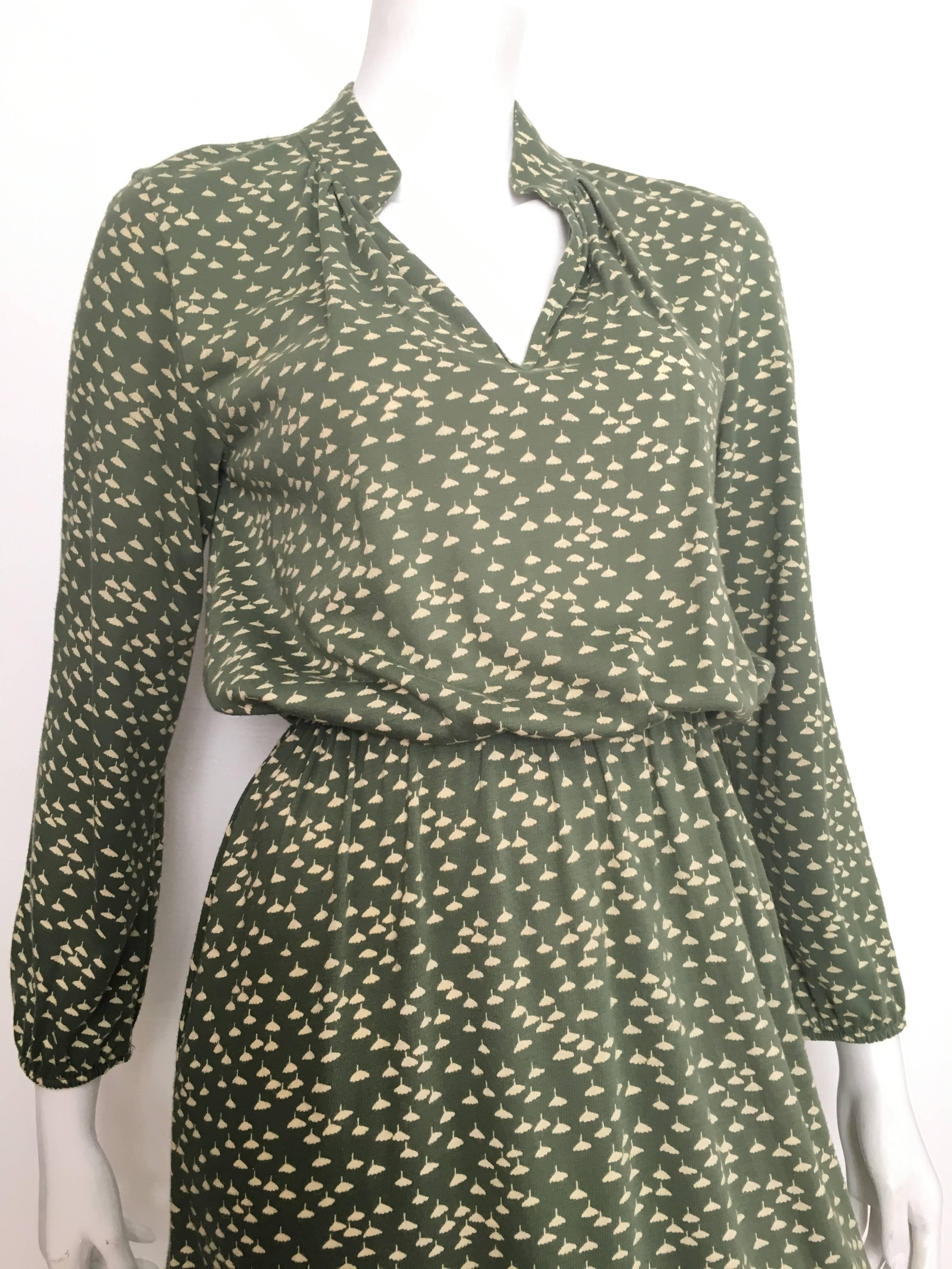 Diane von Furstenberg 1970s casual day dress with flower pattern & pockets is a size 4. Both waist and sleeves have an elastic band. This dress was designed at the beginning of Diane von Furstenberg's fashion career. The last photo on slide shows
