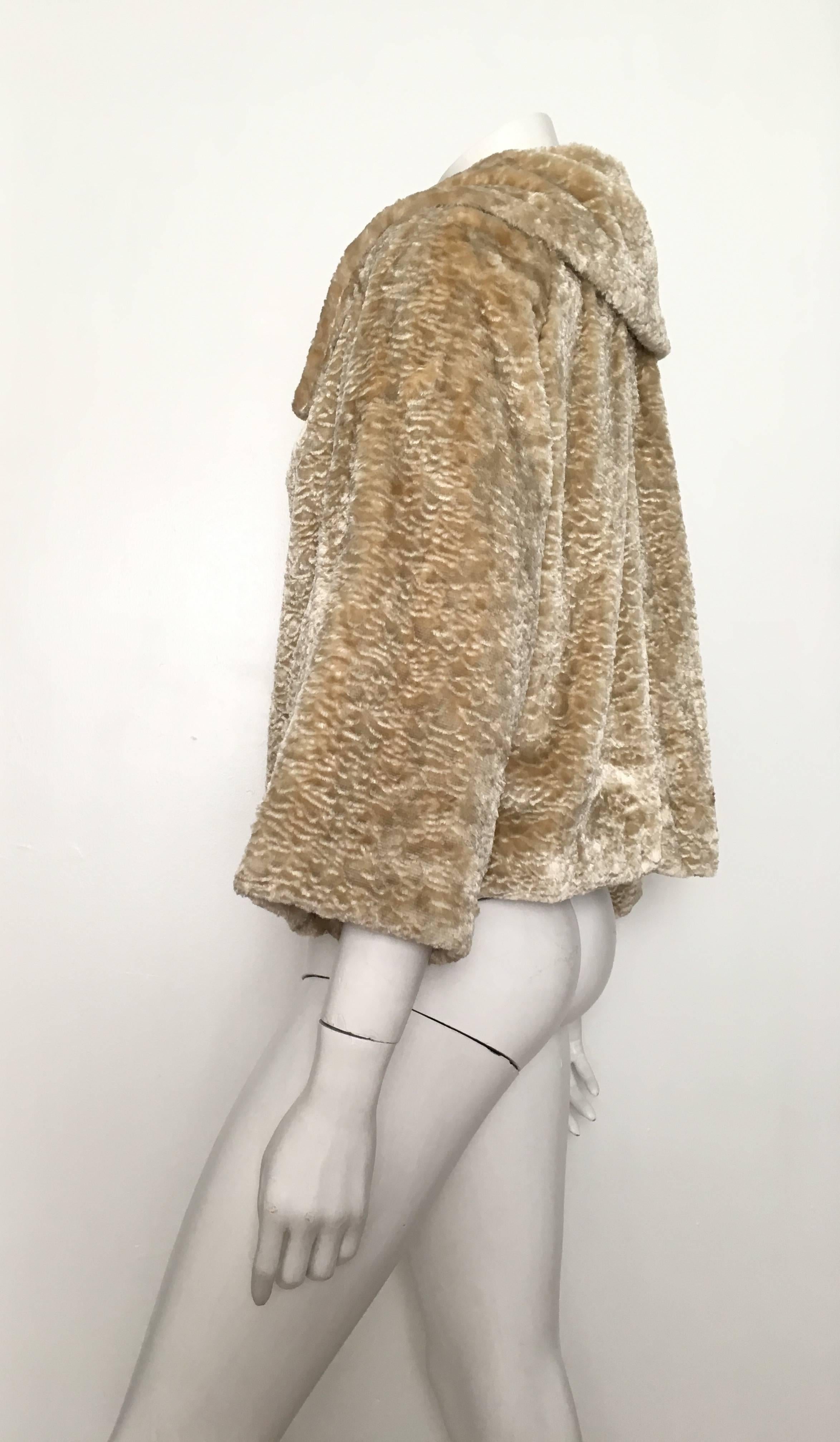 Bill Blass Faux Fur Jacket With Pockets Size 8. In Excellent Condition In Atlanta, GA