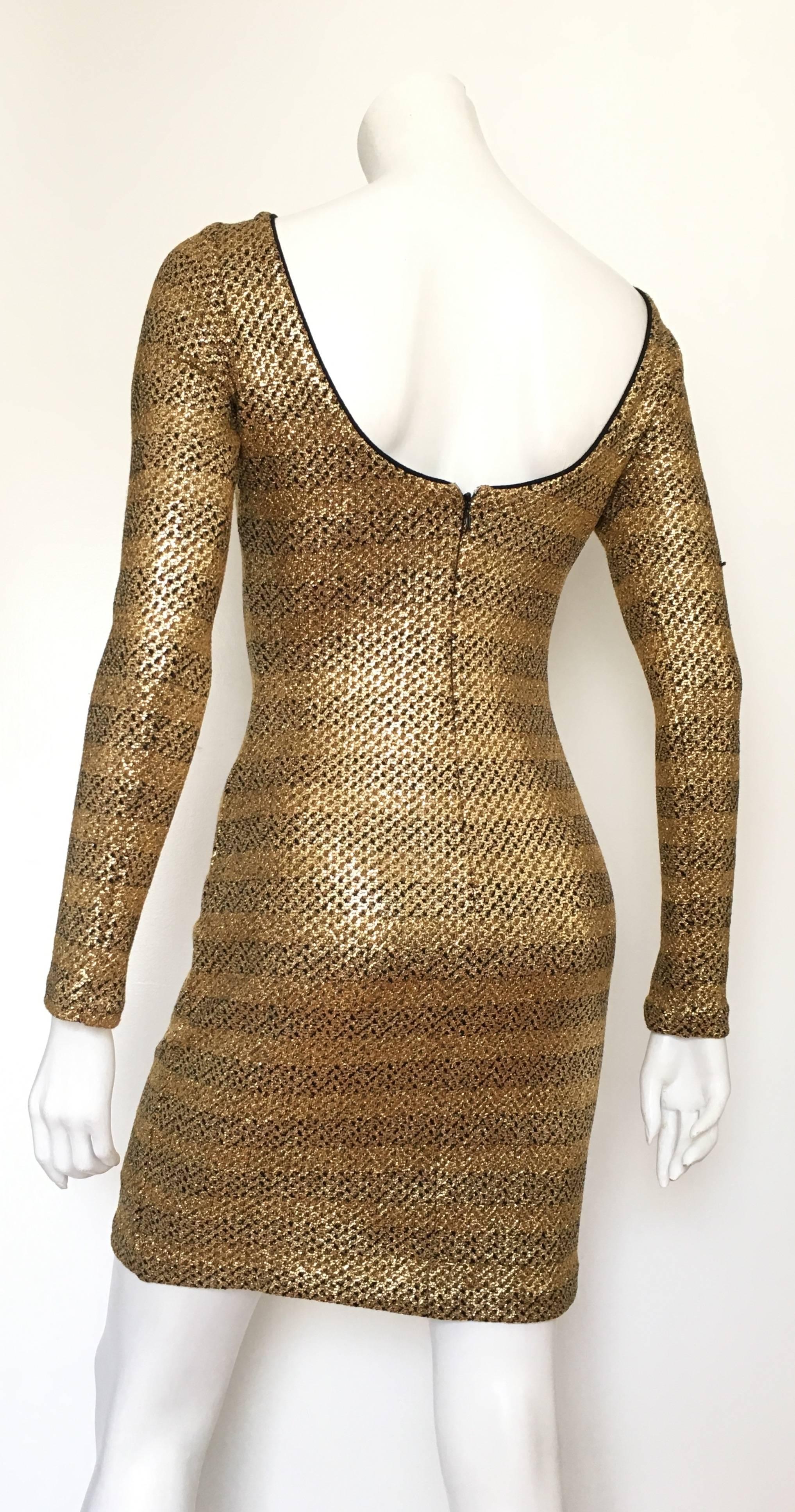 Badgley Mischka Gold Metallic Stretch Cocktail Dress Size 2 / 4. In Excellent Condition For Sale In Atlanta, GA