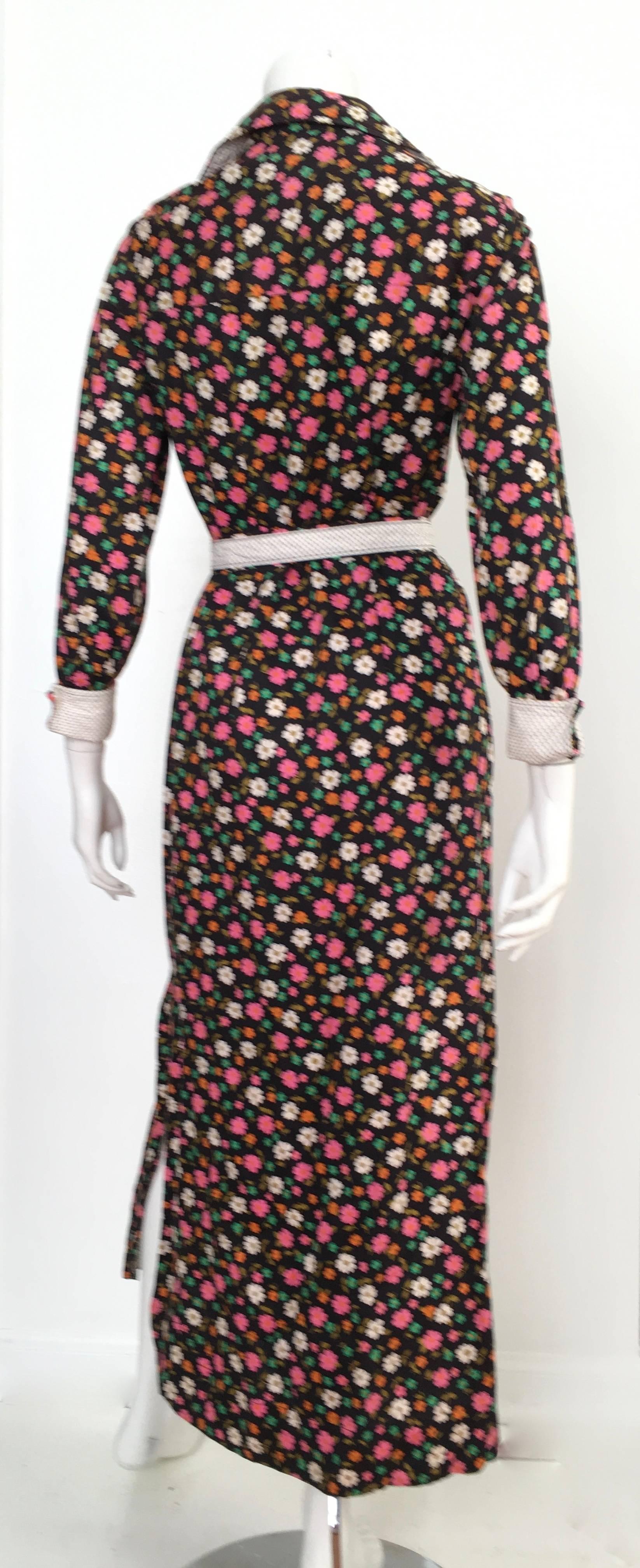 Geoffrey Beene 1960s Floral Cotton Button Up Dress with Belt Size 8. In Excellent Condition For Sale In Atlanta, GA