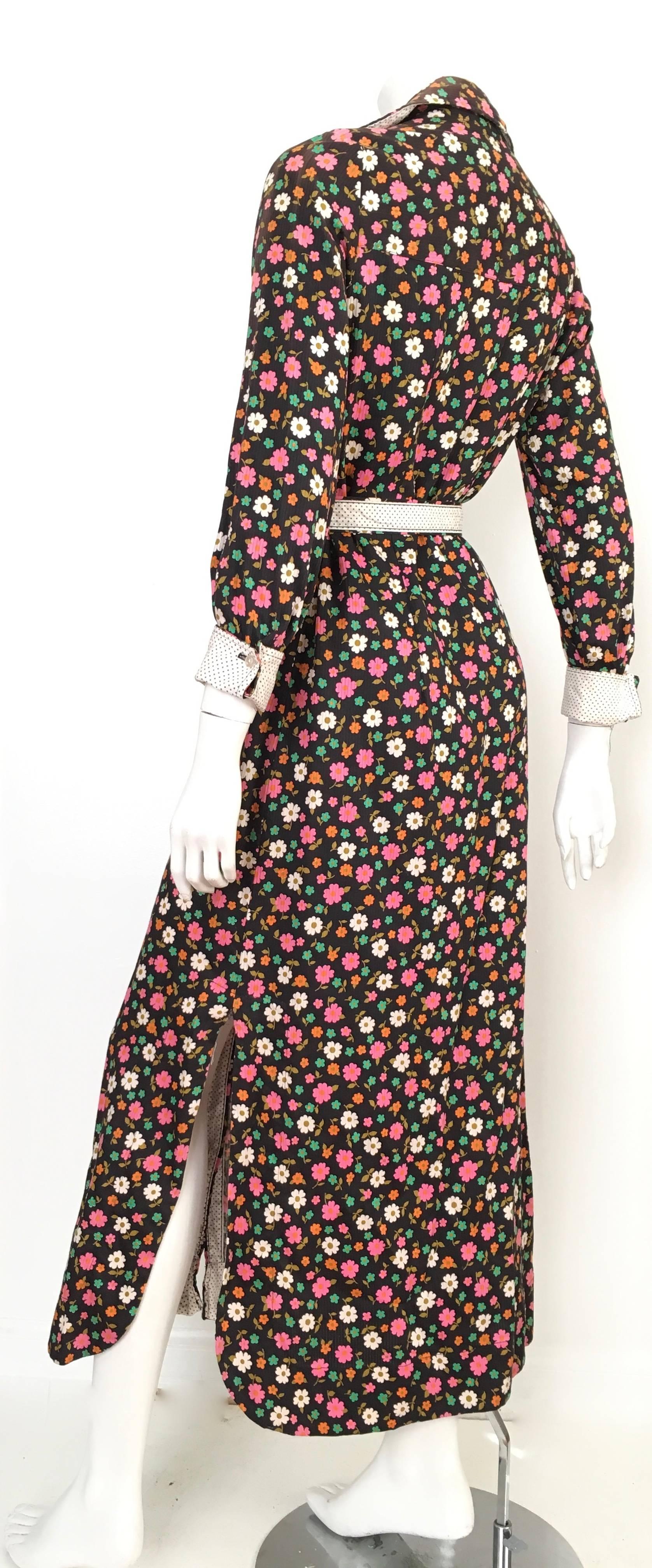 Women's or Men's Geoffrey Beene 1960s Floral Cotton Button Up Dress with Belt Size 8. For Sale
