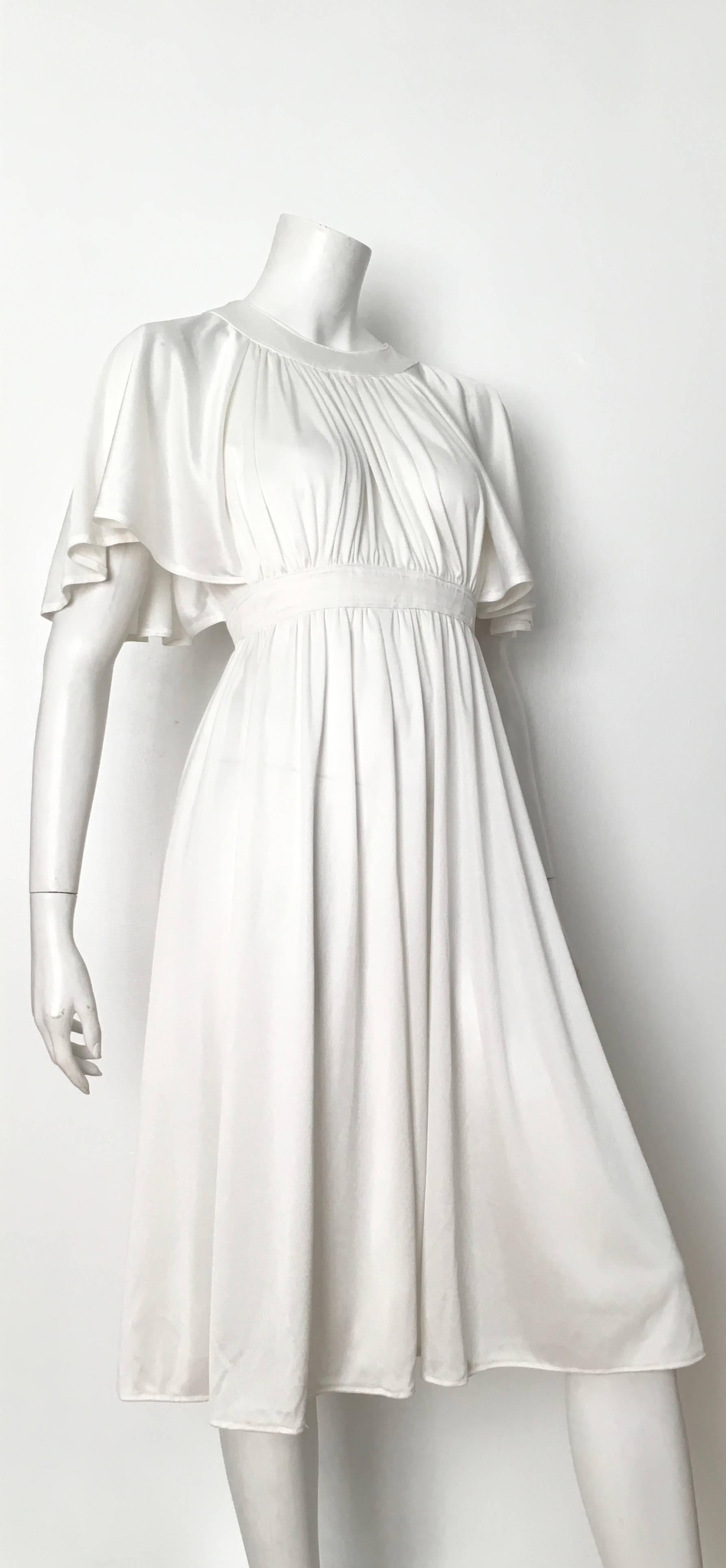 Pierre Cardin 1970s White Jersey Dress with Pockets Size 4. In Good Condition For Sale In Atlanta, GA