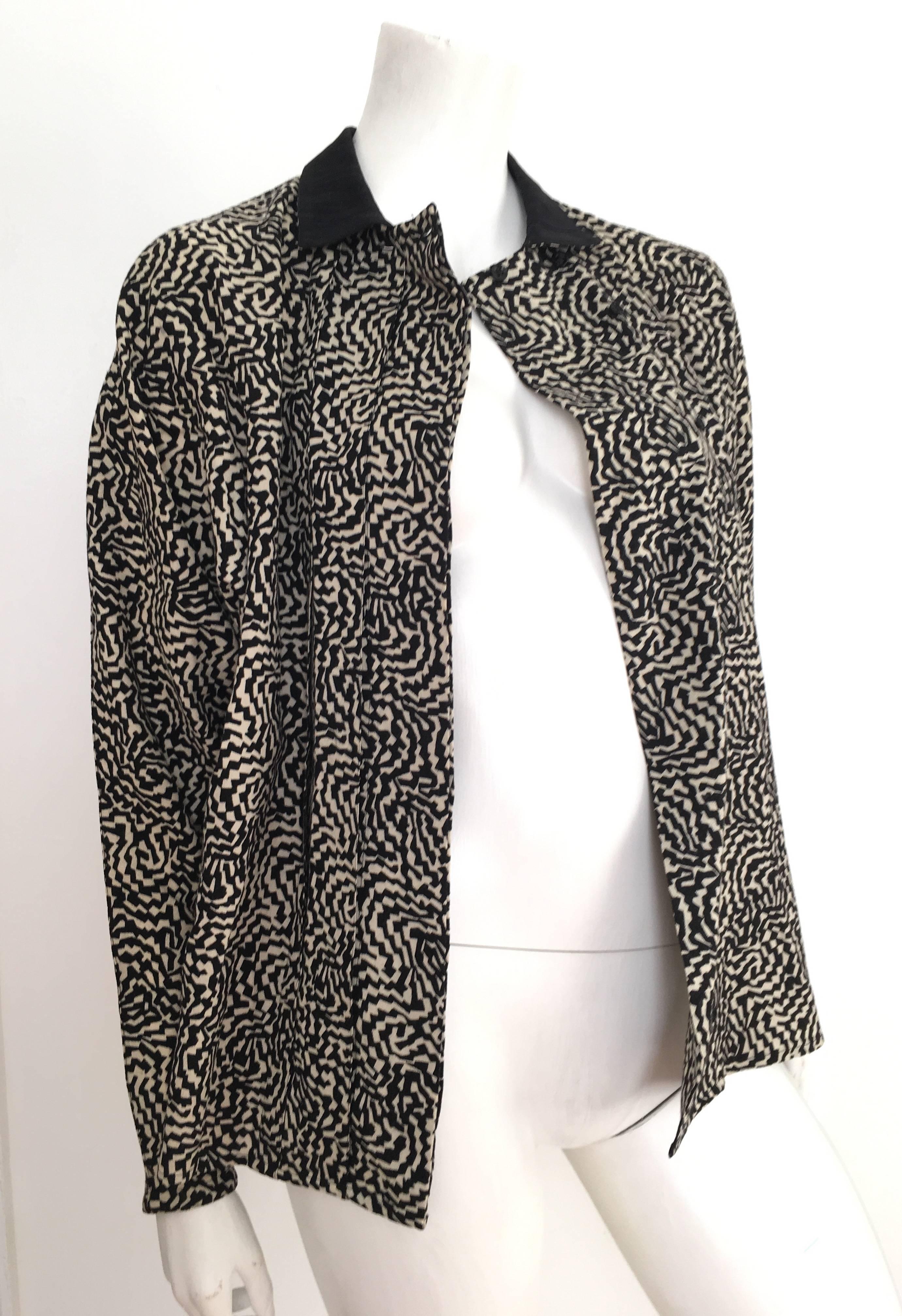 Gianni Versace 1980s Wool Abstract Pattern Button Up Blouse Size 6 / 40. For Sale 4