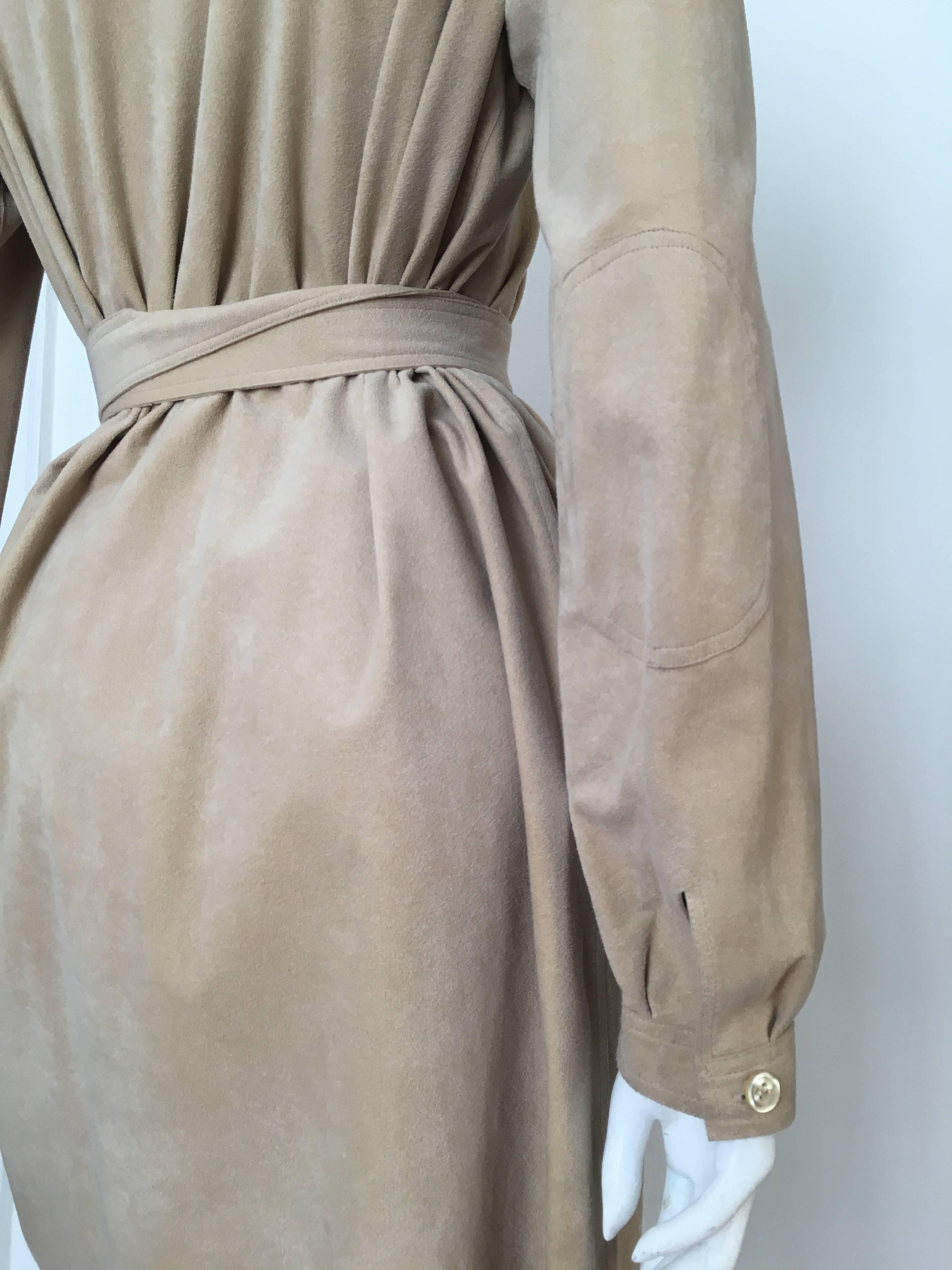 Halston Ultrasuede Belted Dress Size Large. In Excellent Condition In Atlanta, GA