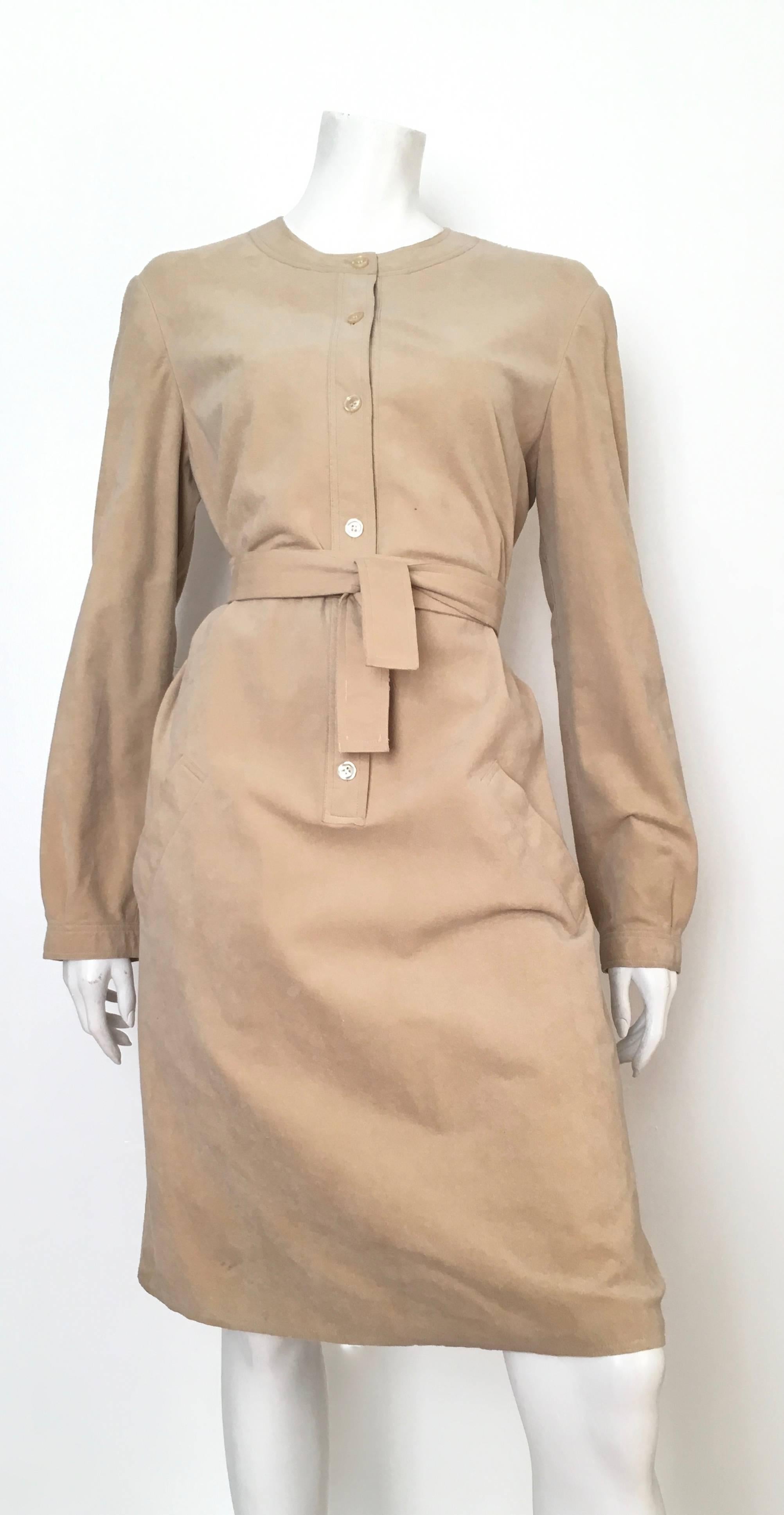 Halston 1970s tan ultrasuede belted dress is a size large.  Ladies please grab your trusted tape measure so you can properly measure your bust, waist & hips to make certain this will fit the way Halston wanted it to on your lovely body. 