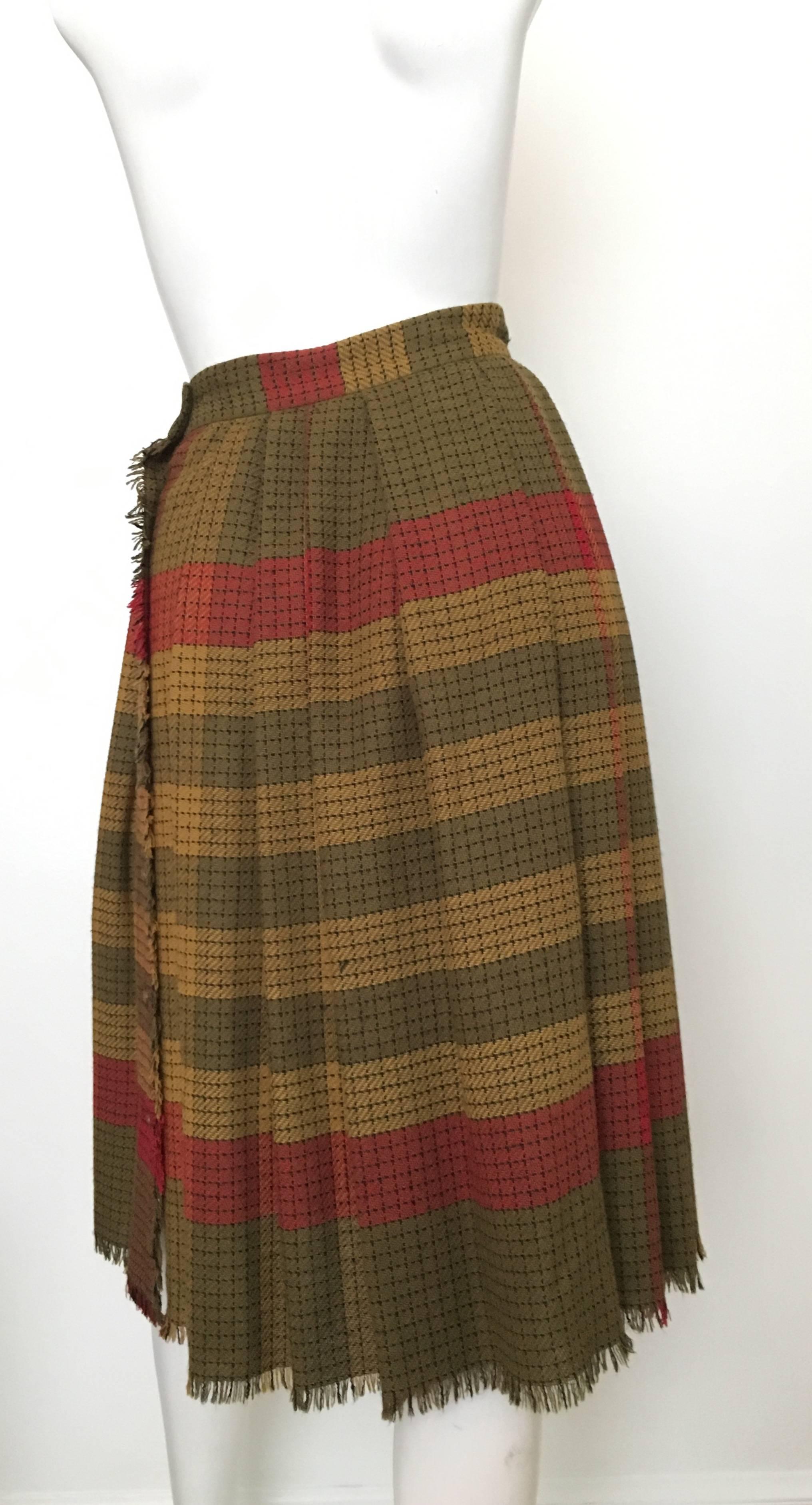 Ungaro Plaid Button Up Pleated Skirt with Pocket Size 4  In Excellent Condition For Sale In Atlanta, GA