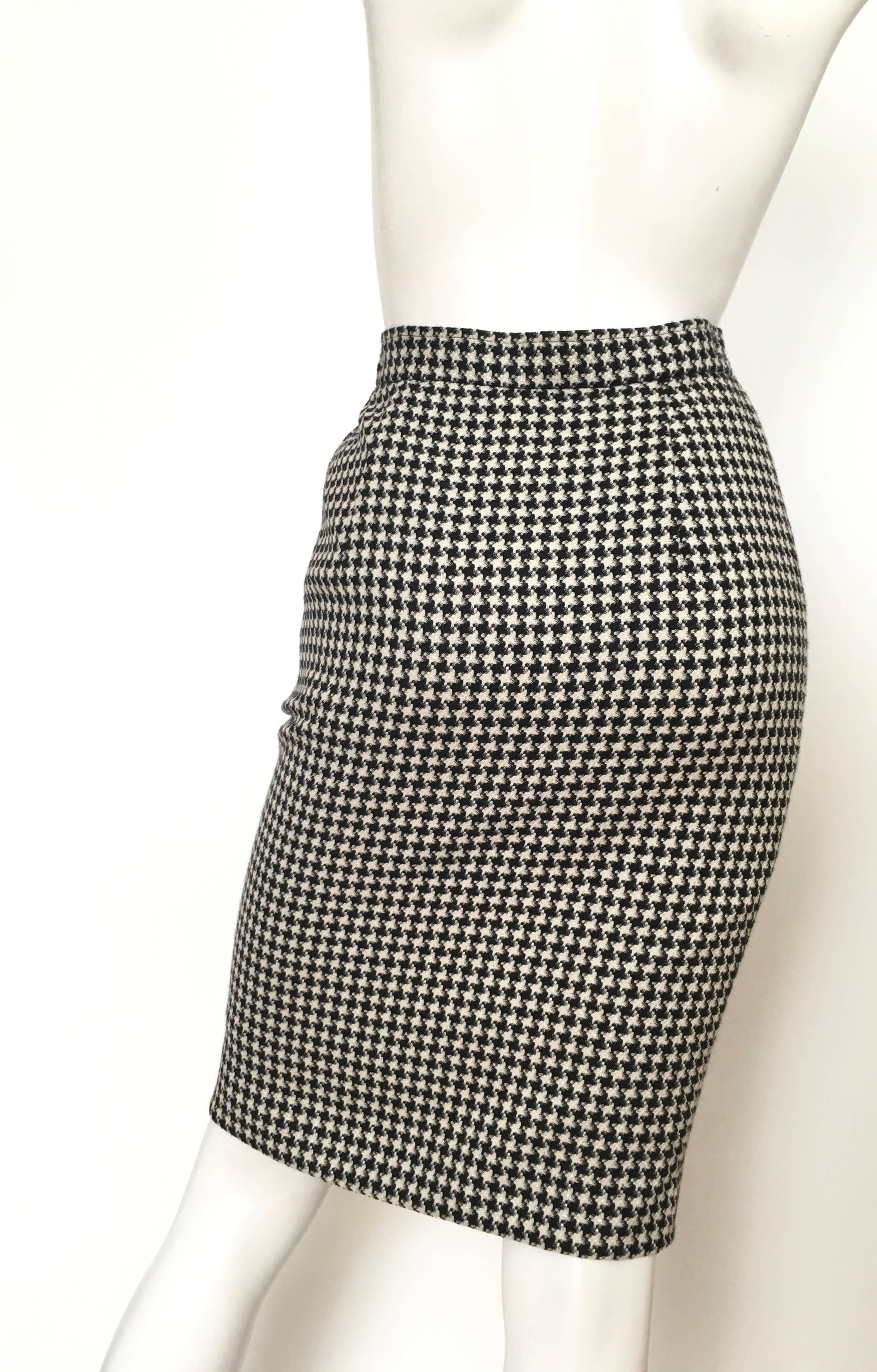 Emanuel Ungaro  Houndstooth Pencil Skirt Size 4. In Excellent Condition For Sale In Atlanta, GA