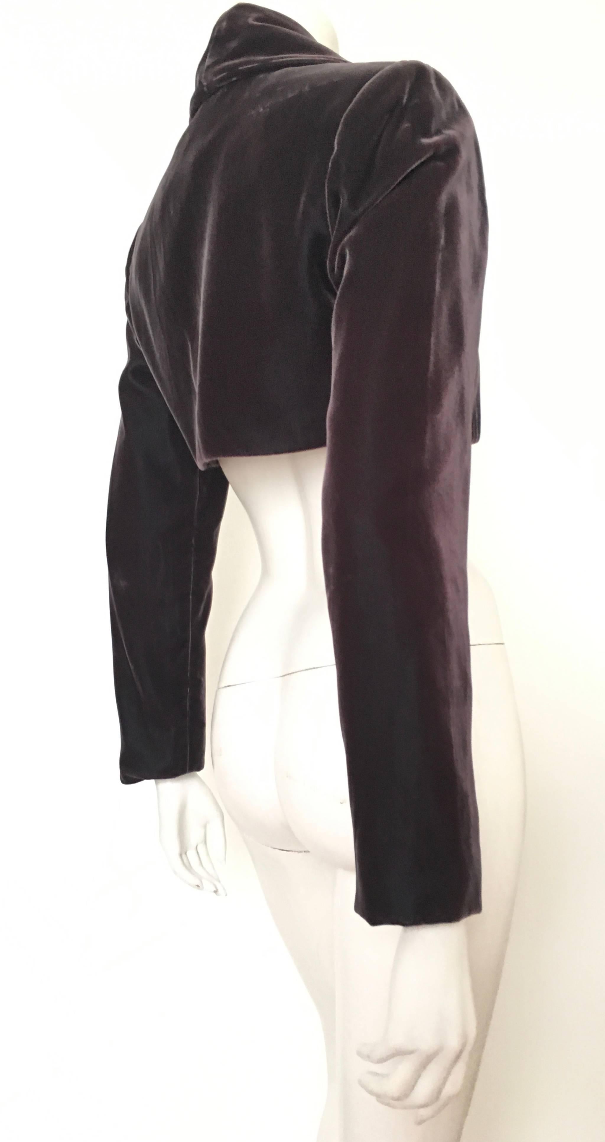 Donald Deal for Neiman Marcus Cropped Silk Velvet Jacket Size 6.  In Excellent Condition For Sale In Atlanta, GA