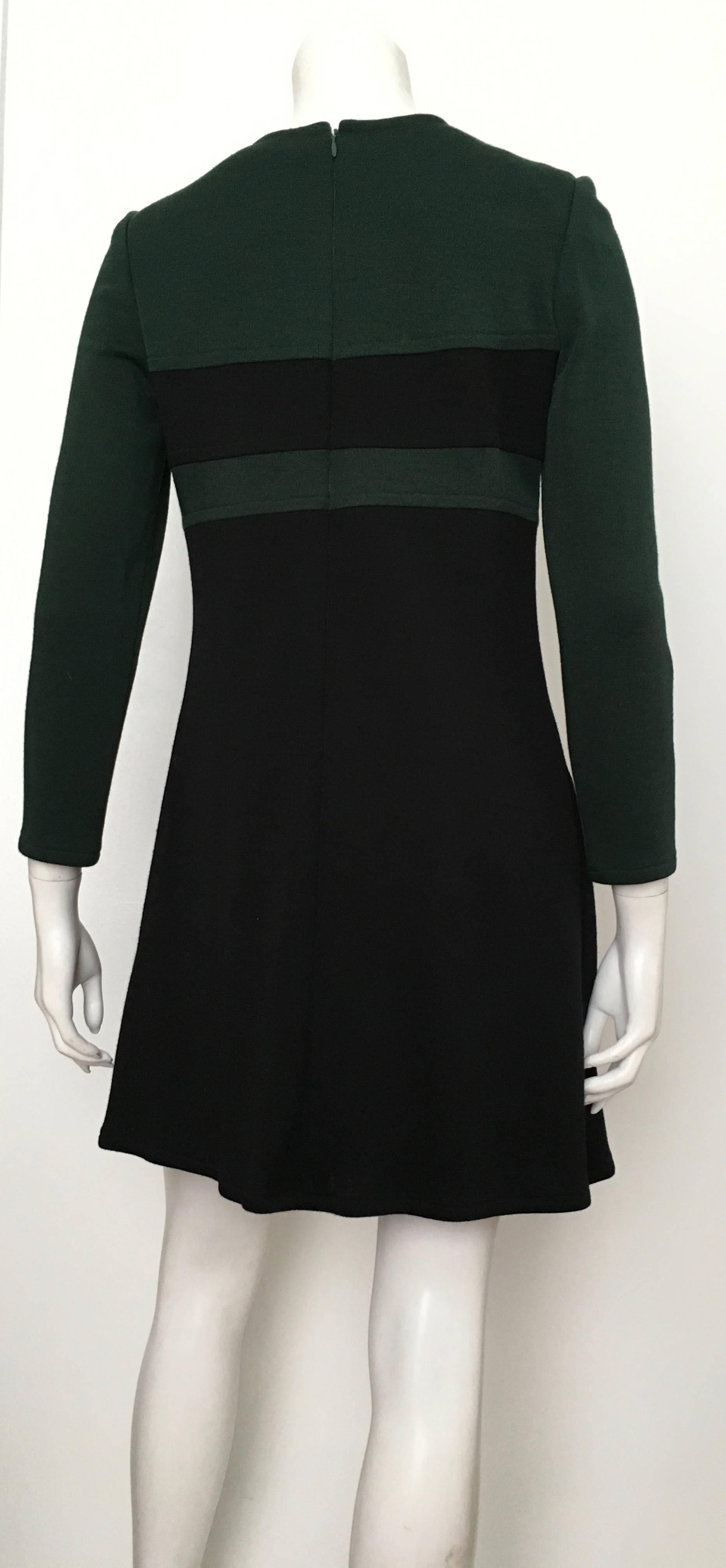 Bill Blass 1970s MOD Mini Dress with Pockets Size 6. In Excellent Condition For Sale In Atlanta, GA