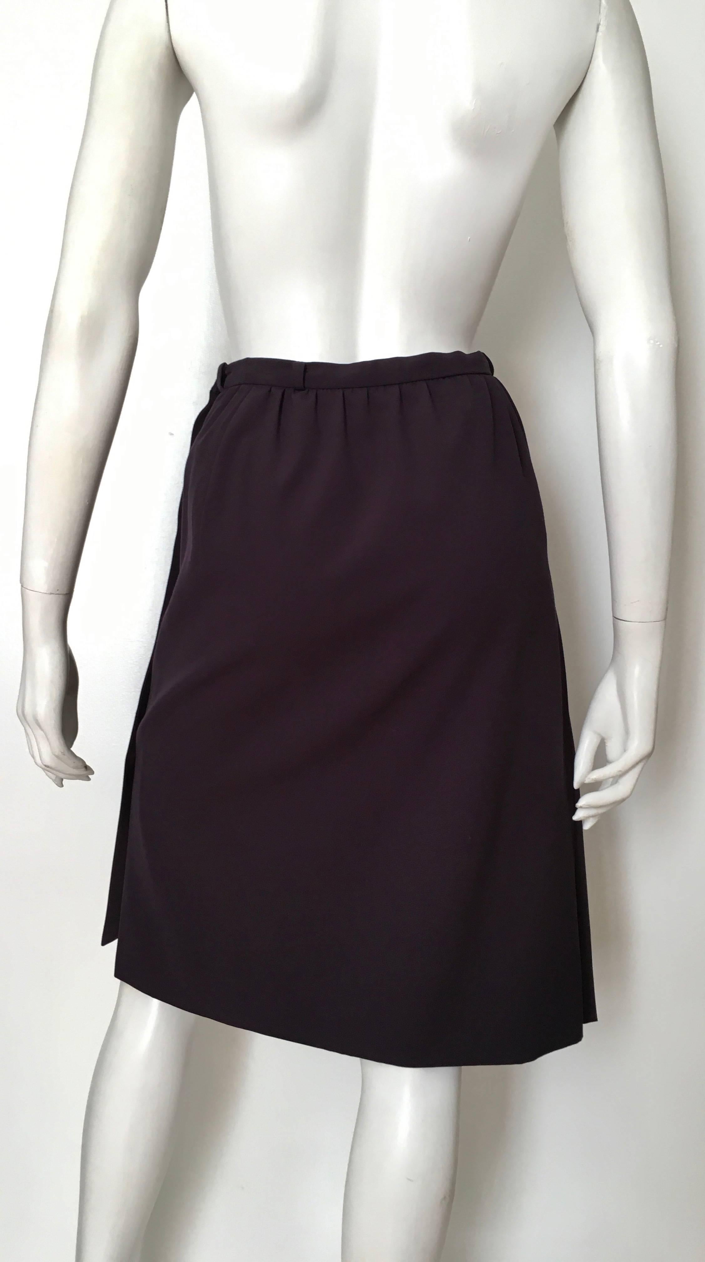 Valentino Boutique Navy Wrap Pleated Skirt Size 4. In Excellent Condition For Sale In Atlanta, GA