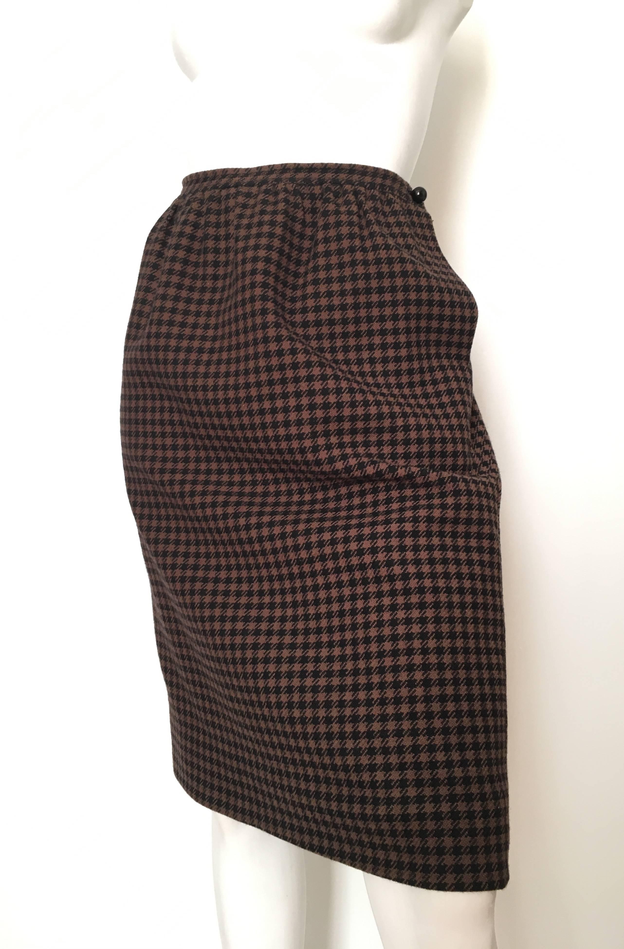 Nina Ricci 1970s Wool Brown and Black Houndstooth Jacket and Skirt Set Size 6. In Excellent Condition For Sale In Atlanta, GA