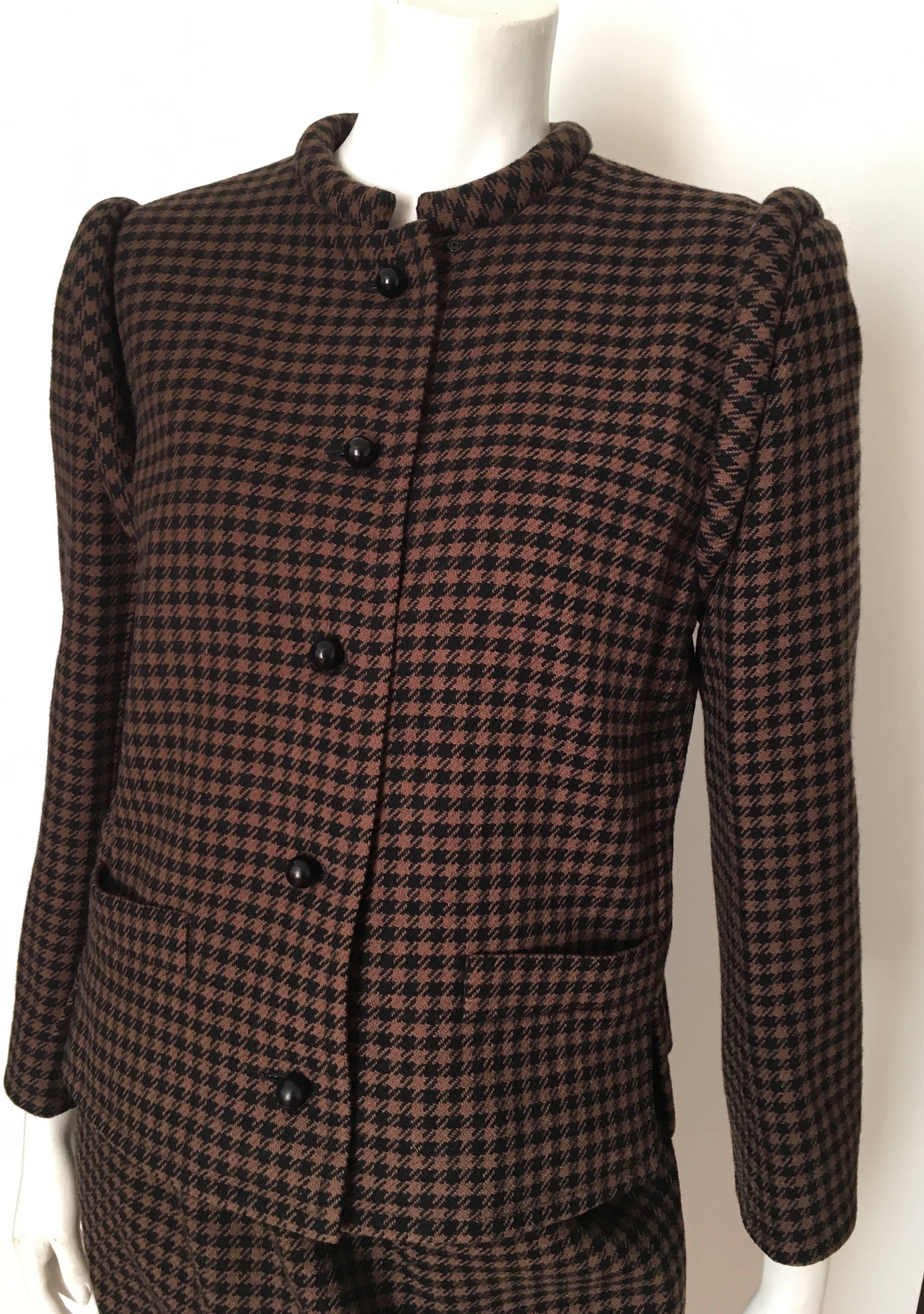 Nina Ricci 1970s Wool Brown and Black Houndstooth Jacket and Skirt Set Size 6. For Sale 3