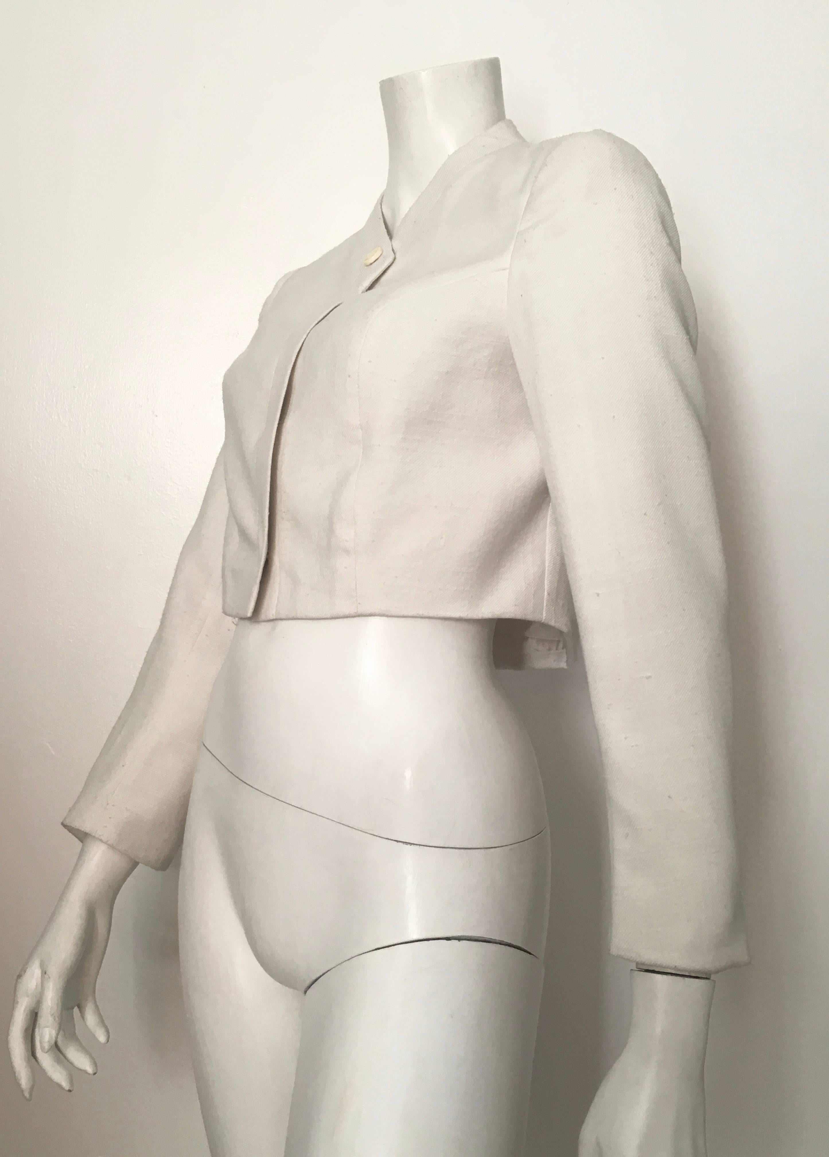 Louis Feraud by Andre Peters White Nubby Silk Cropped Jacket Size 6. In Good Condition For Sale In Atlanta, GA