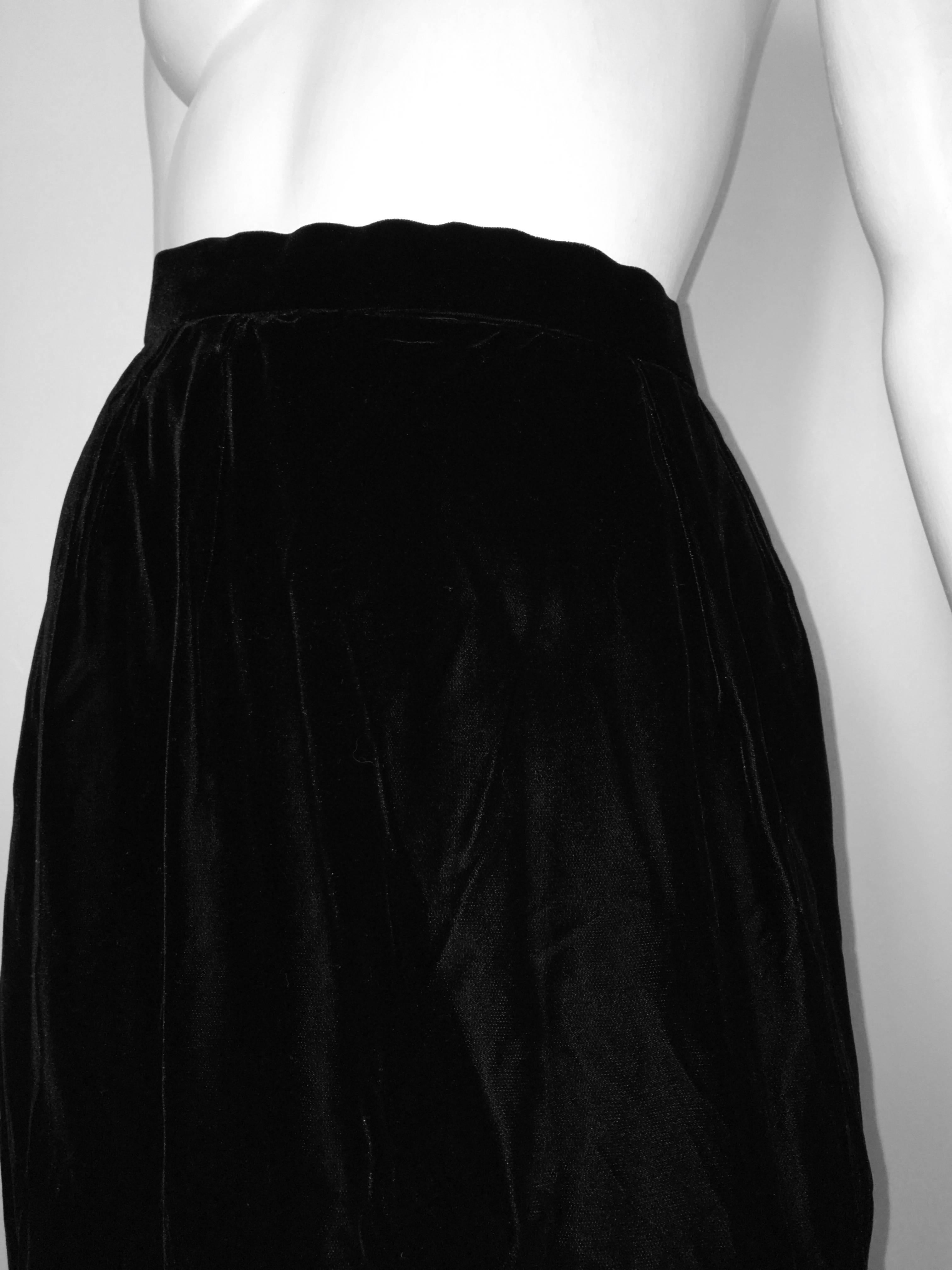 Oscar de la Renta 1980s Black Velvet Long Skirt Size 6. Never Worn. For Sale 3