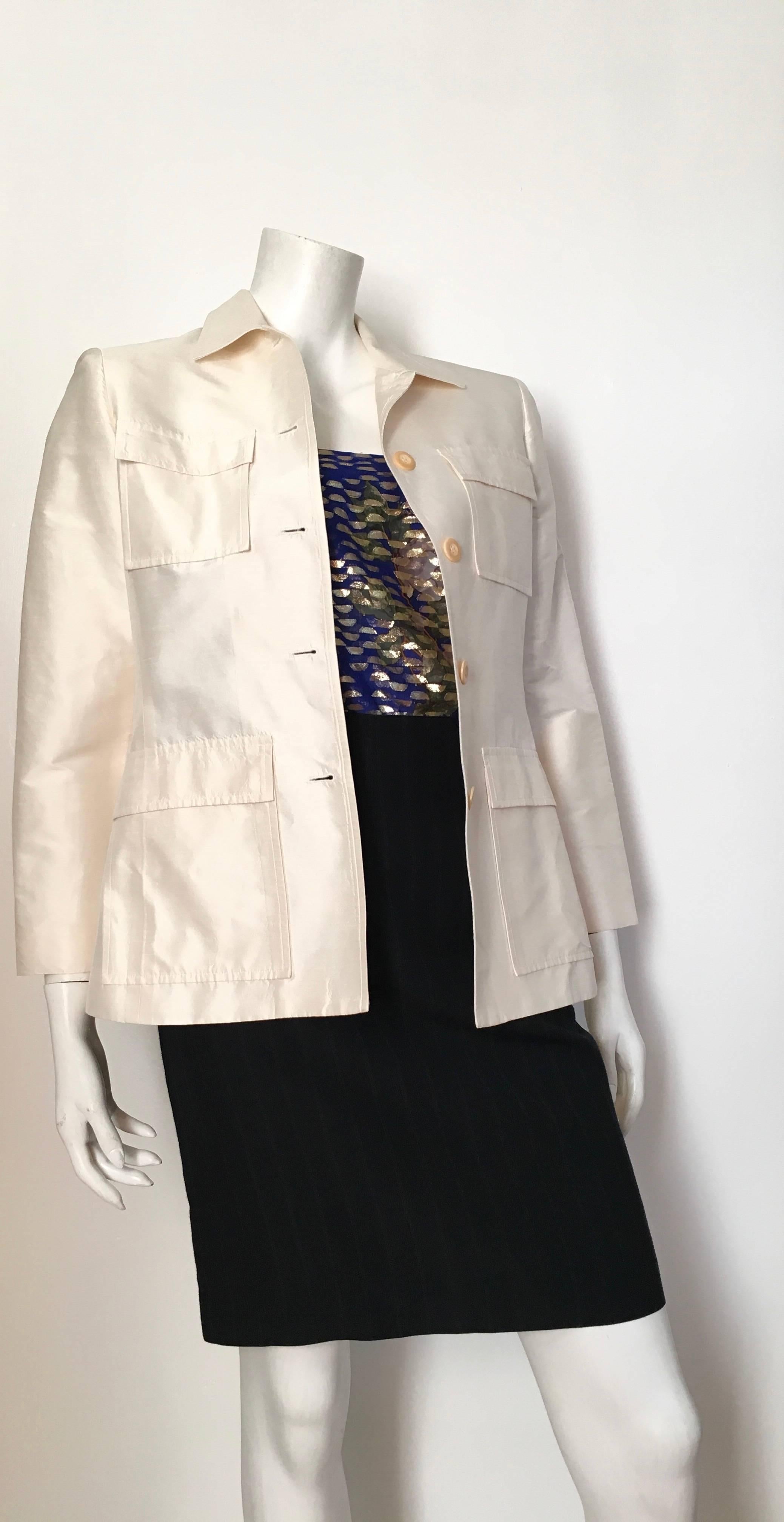 Oscar de la Renta White Silk Evening Jacket  Size 6. In Excellent Condition For Sale In Atlanta, GA