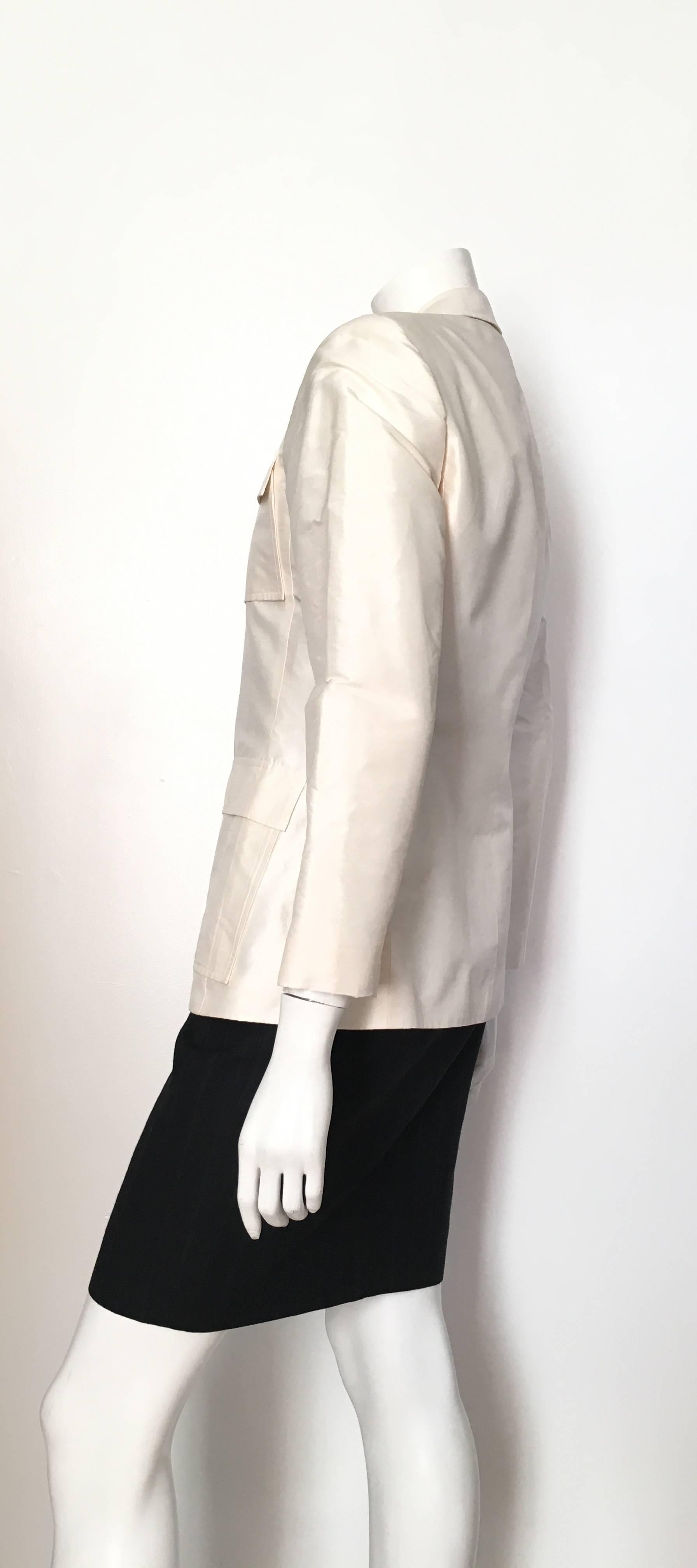 Oscar de la Renta White Silk Evening Jacket  Size 6. For Sale 3