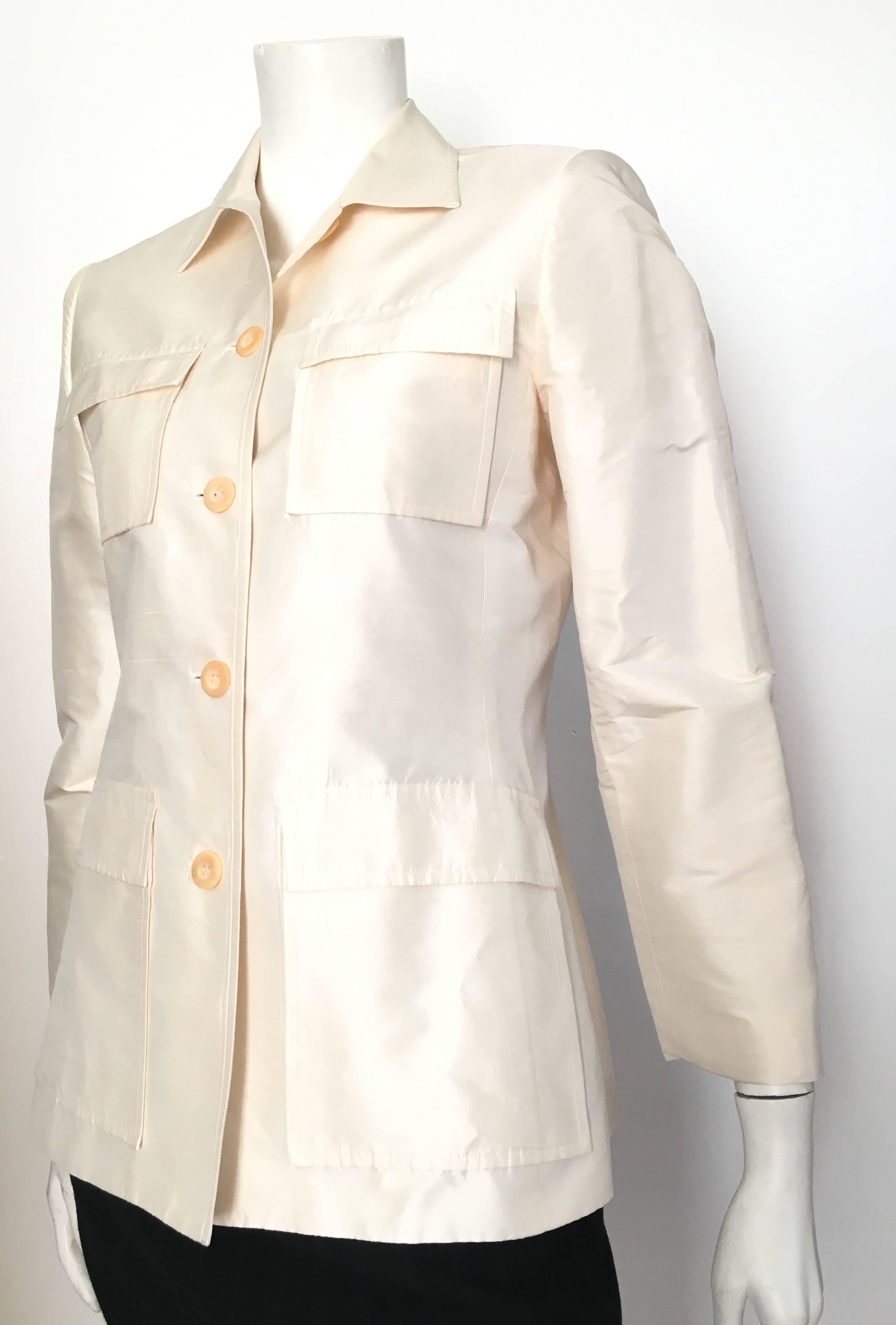 Oscar de la Renta White Silk Evening Jacket  Size 6. For Sale 4