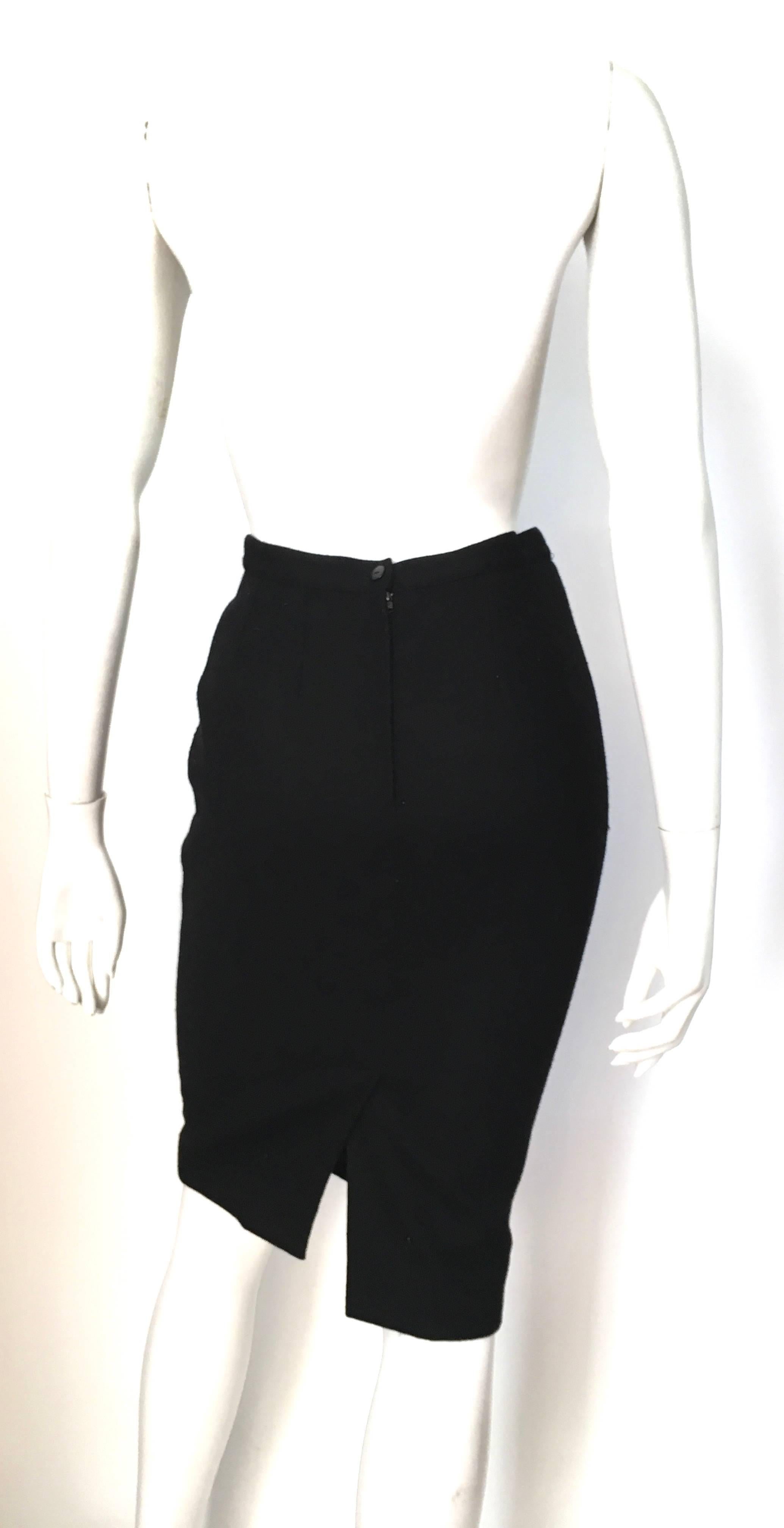 Guy Laroche Black Wool Pencil Skirt Size 4. In Excellent Condition For Sale In Atlanta, GA